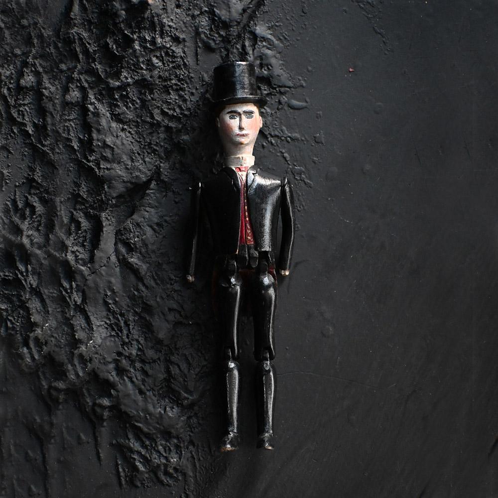 Muñeca folclórica inglesa de principios del siglo XX con sombrero y cola     

Un gran ejemplo de muñeca articulada de arte popular inglés de principios del siglo XX tallada a mano. Con un cuerpo de formas brillantes y detalles pintados a mano y un