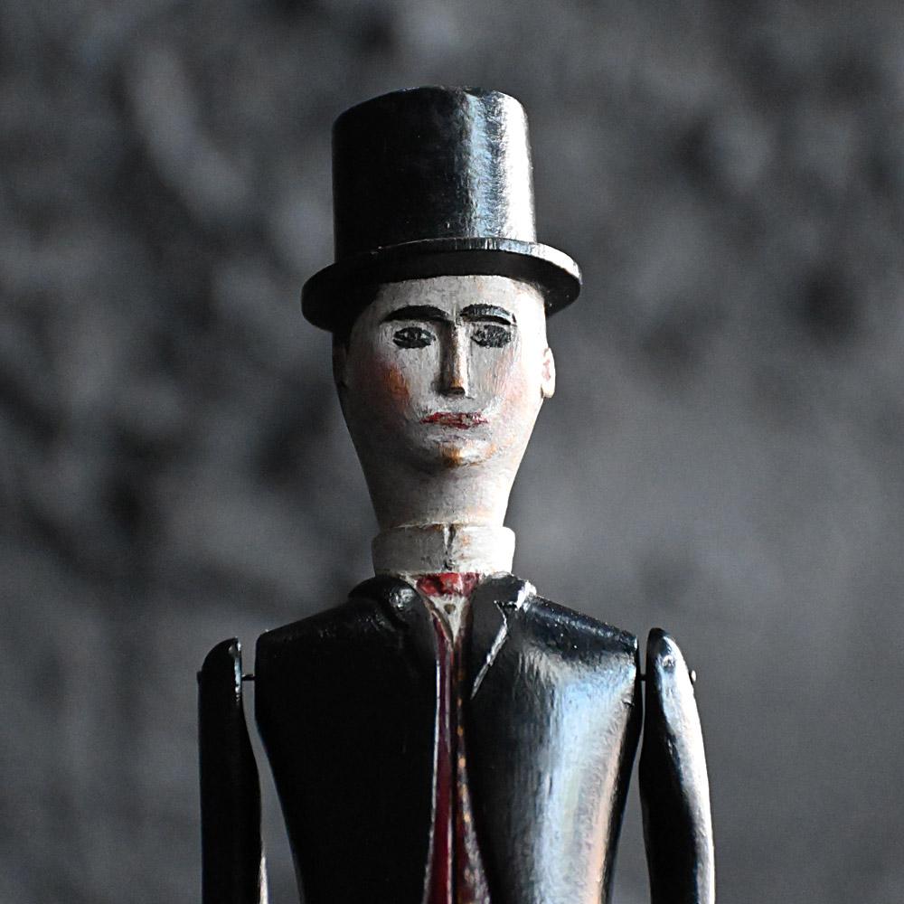 Muñeca folclórica inglesa de principios del siglo XX con sombrero y cola Arte popular en venta