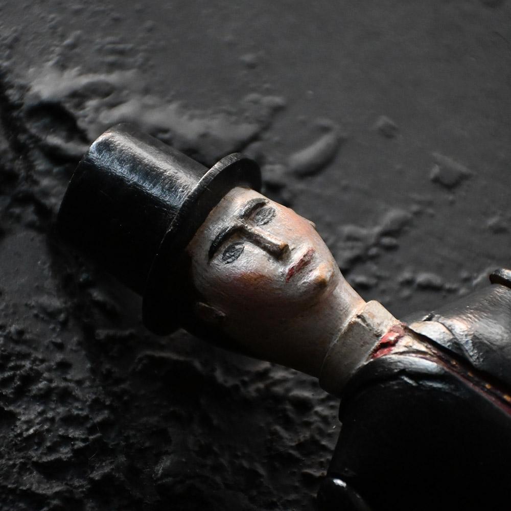 Muñeca folclórica inglesa de principios del siglo XX con sombrero y cola Tallado a mano en venta