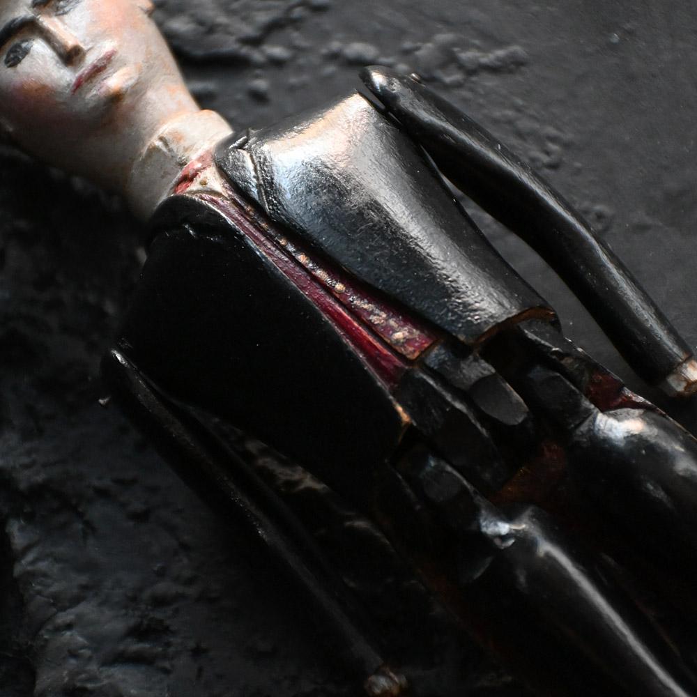 Muñeca folclórica inglesa de principios del siglo XX con sombrero y cola en venta 1