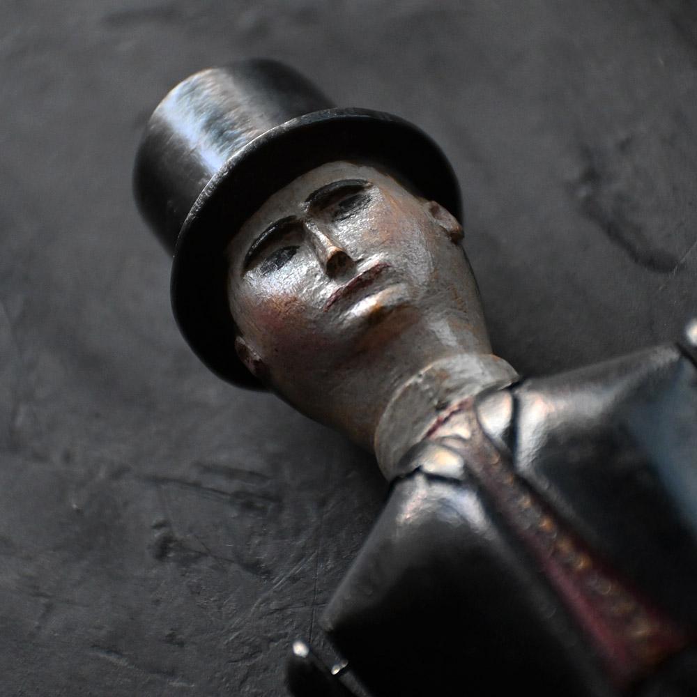Muñeca folclórica inglesa de principios del siglo XX con sombrero y cola en venta 2