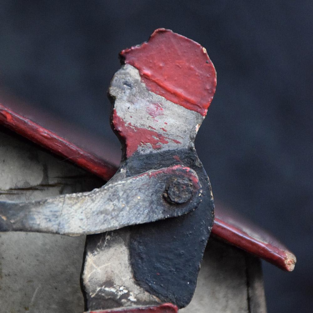 Modello di trottola di arte popolare inglese dell'inizio del XX secolo In condizioni discrete in vendita a London, GB