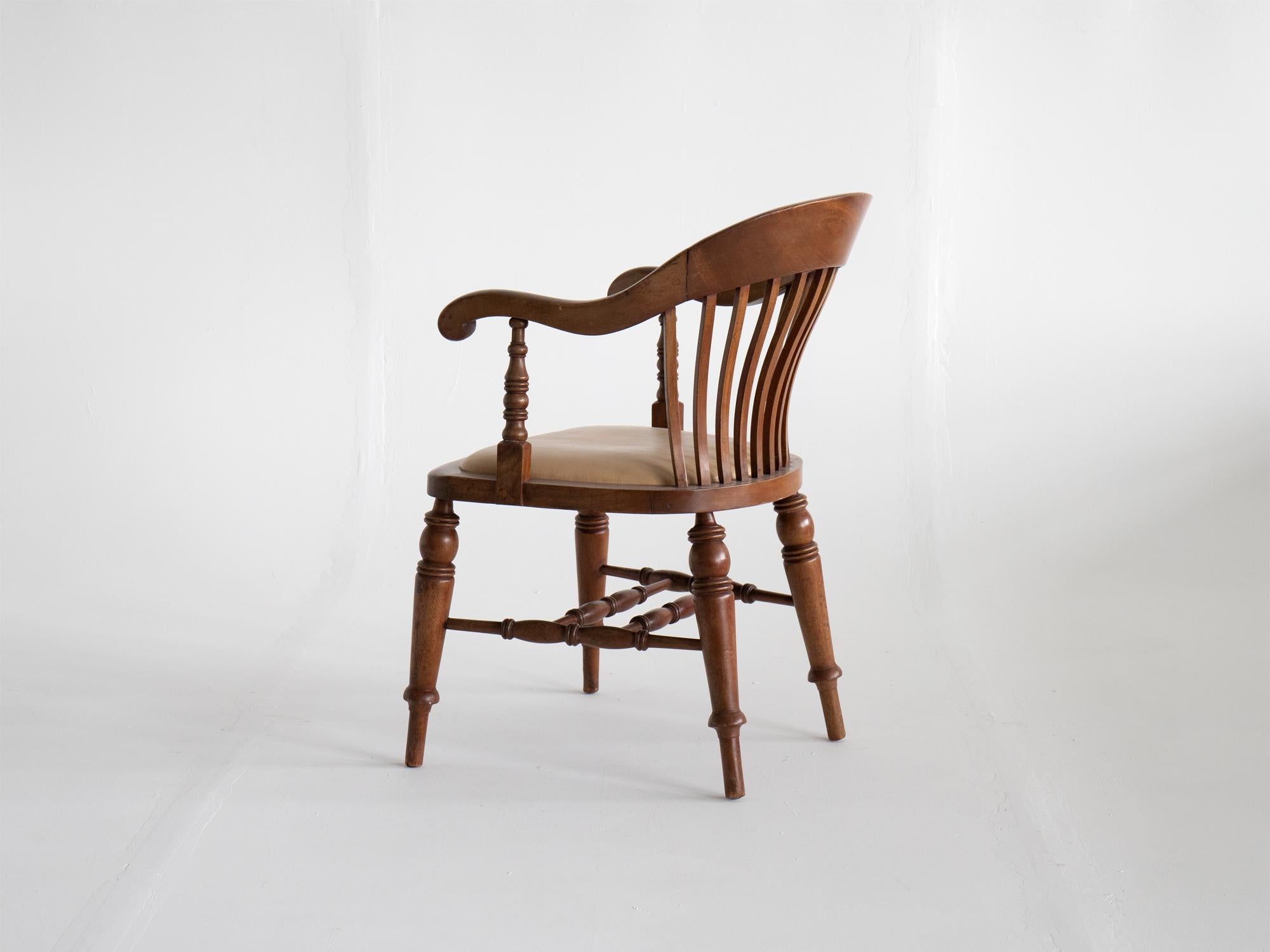 Anglais Chaise de bureau anglaise en bois de fruitier et cuir du début du 20e siècle