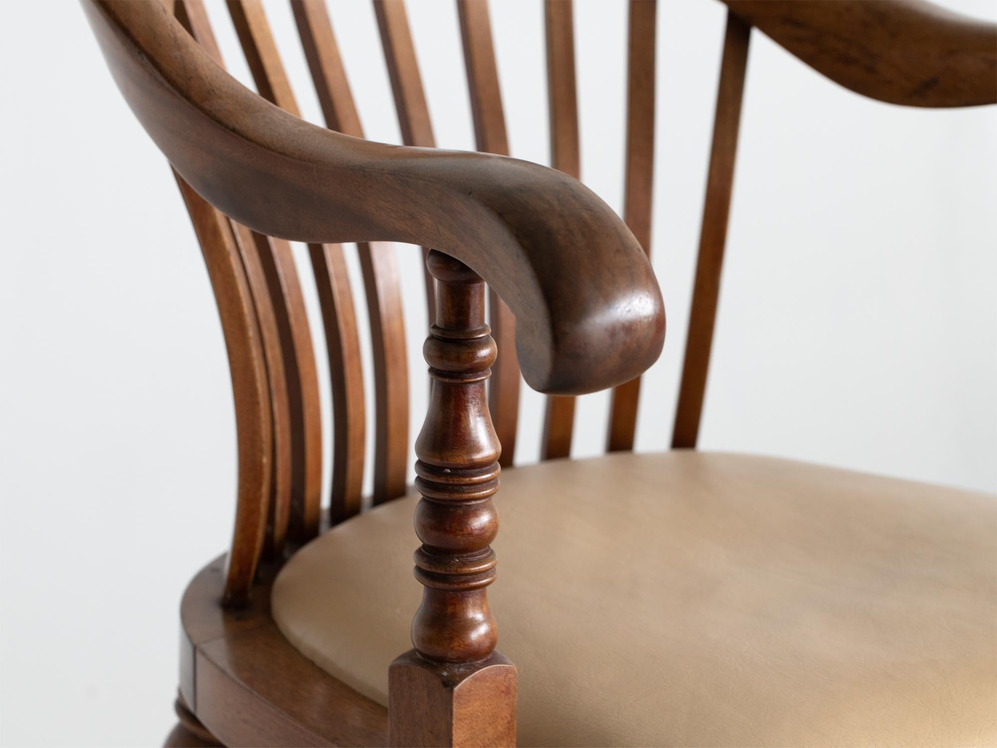 Cuir Chaise de bureau anglaise en bois de fruitier et cuir du début du 20e siècle