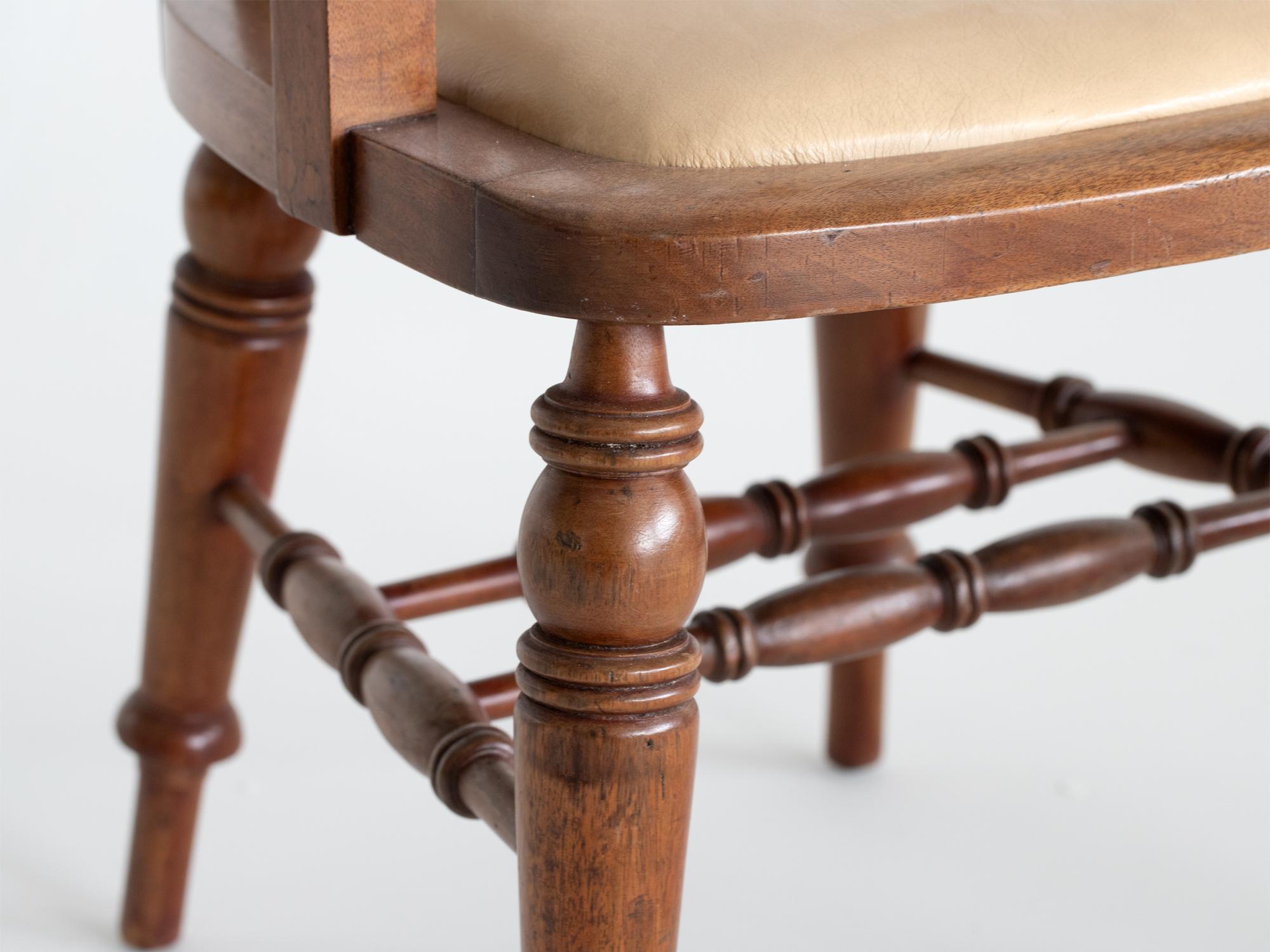 Chaise de bureau anglaise en bois de fruitier et cuir du début du 20e siècle 1