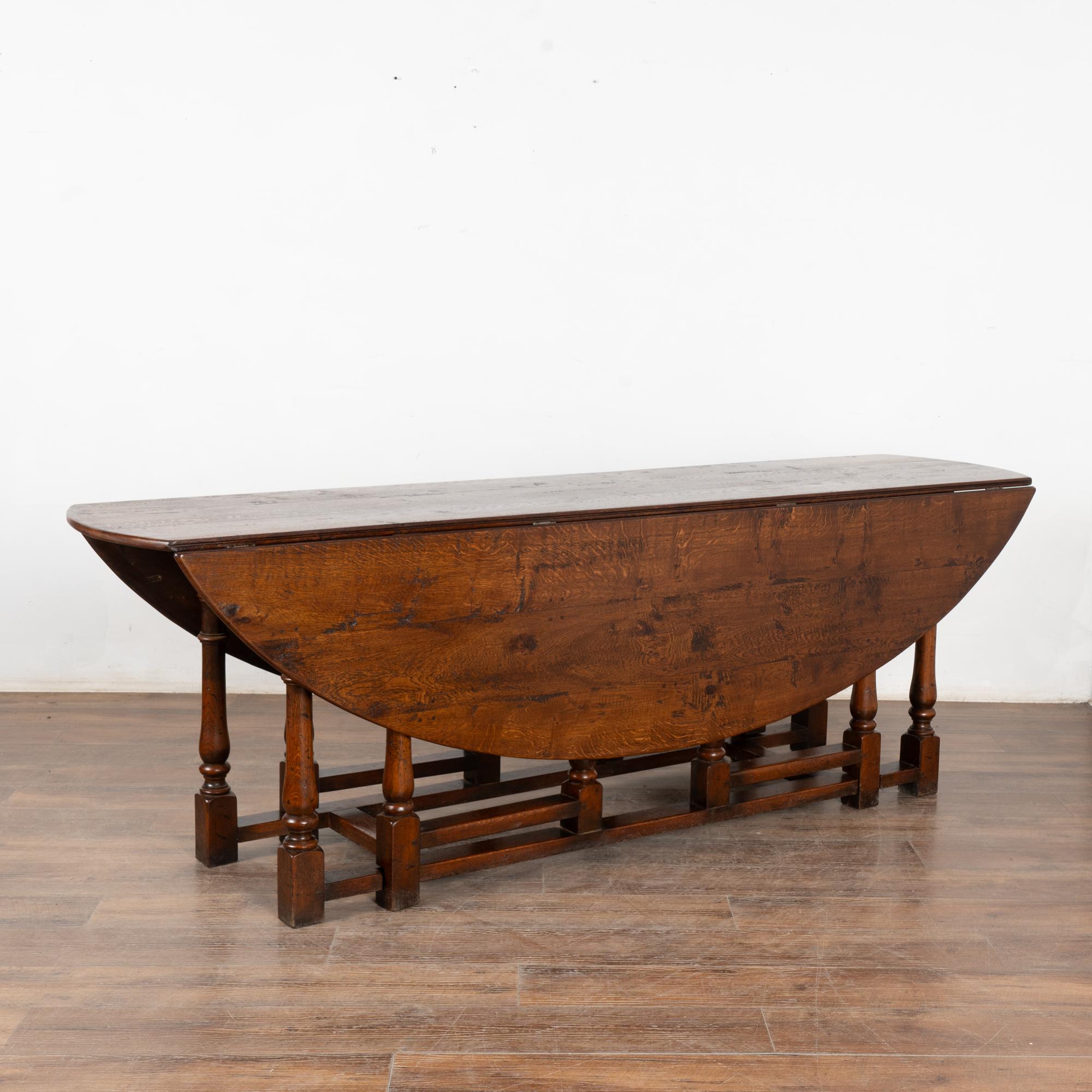 Cette belle table de salle à manger est également connue sous le nom de table de réveil anglaise avec des feuilles tombantes.
Remarquez la riche patine du chêne, vieilli et naturellement altéré par des générations d'utilisation, et les jolis pieds