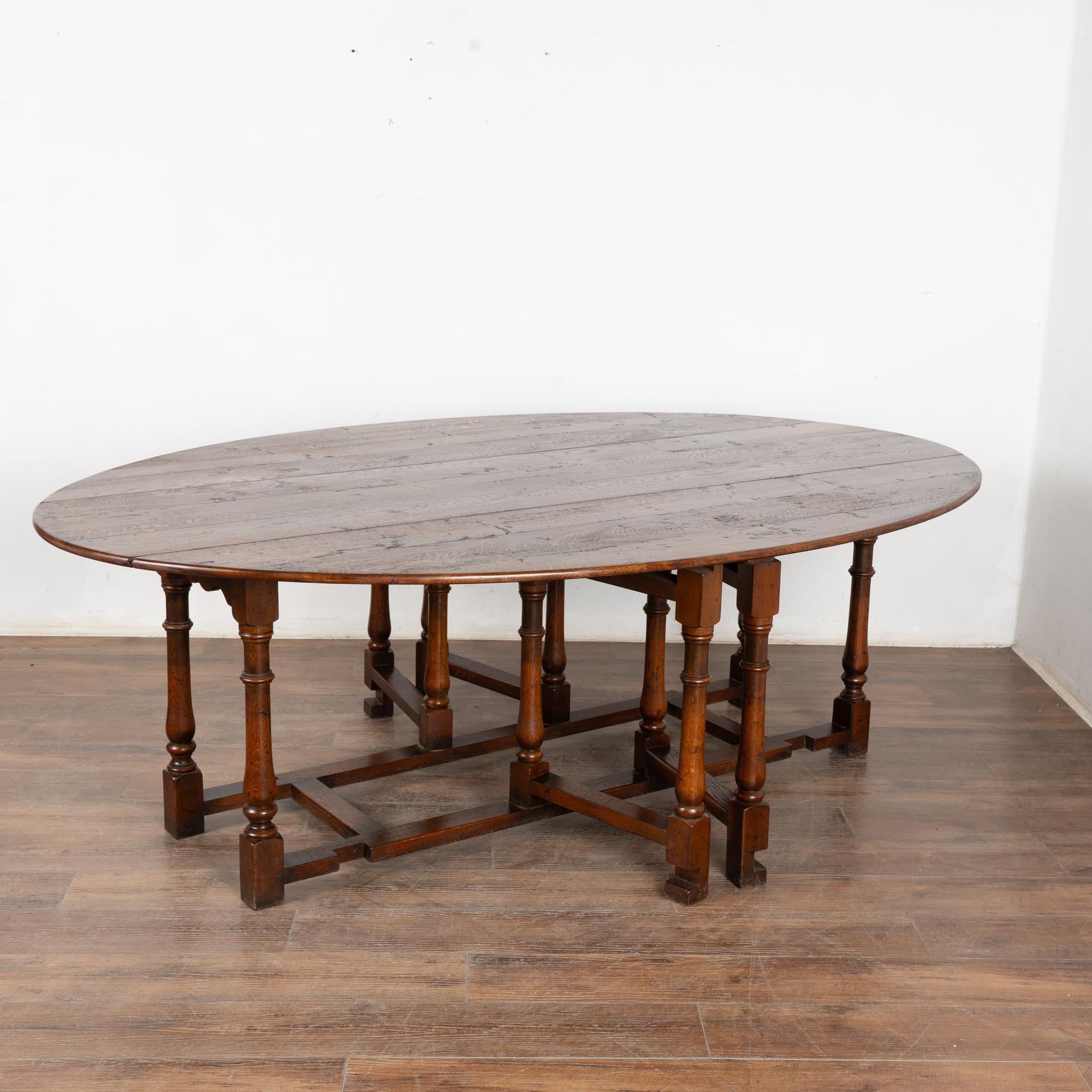 Anglais Table de salle à manger en bois de chêne à pied en treillis du début du 20e siècle, de style anglais en vente