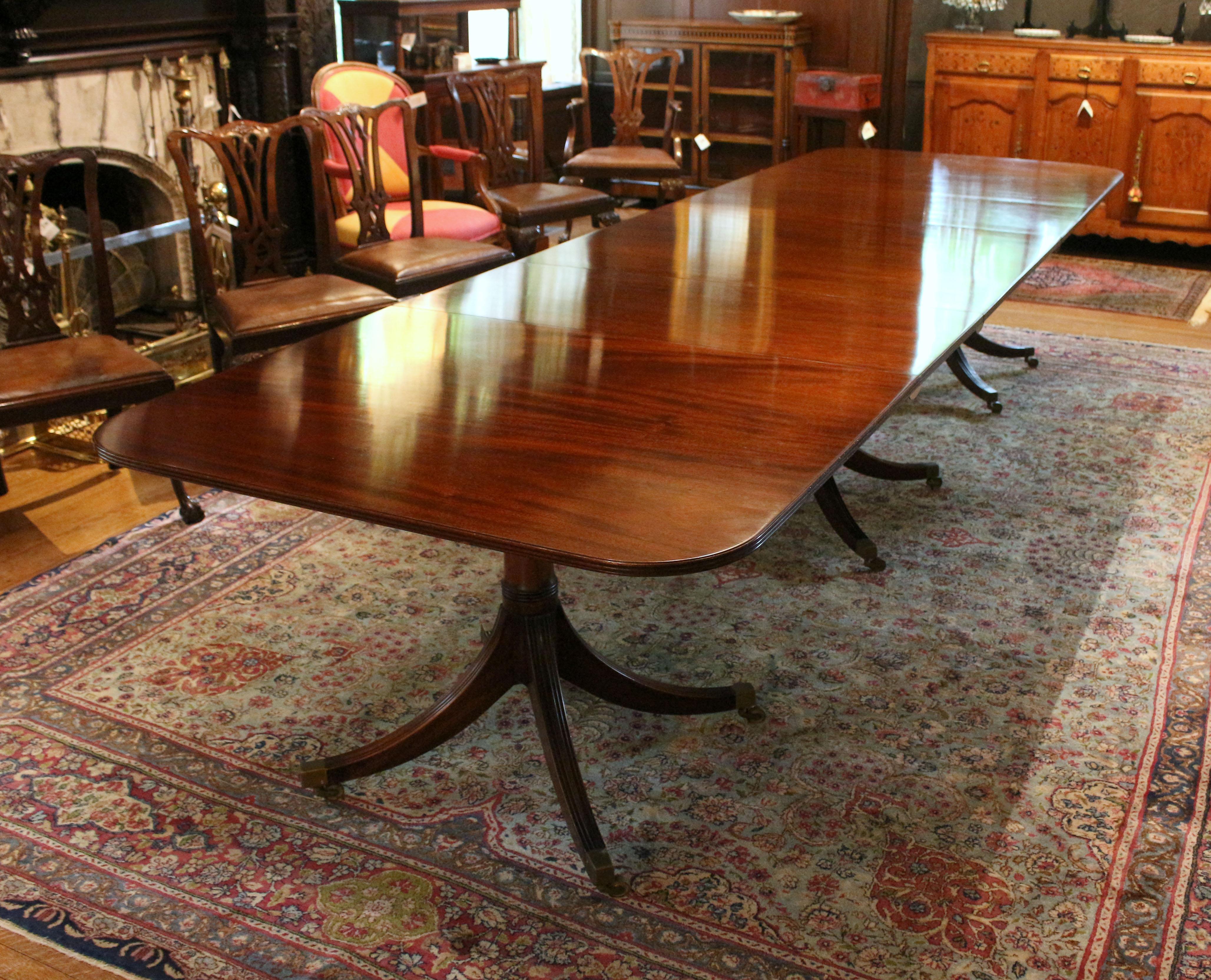 Mesa de banquete de triple pedestal de estilo georgiano inglés de principios del siglo XX Inglés en venta