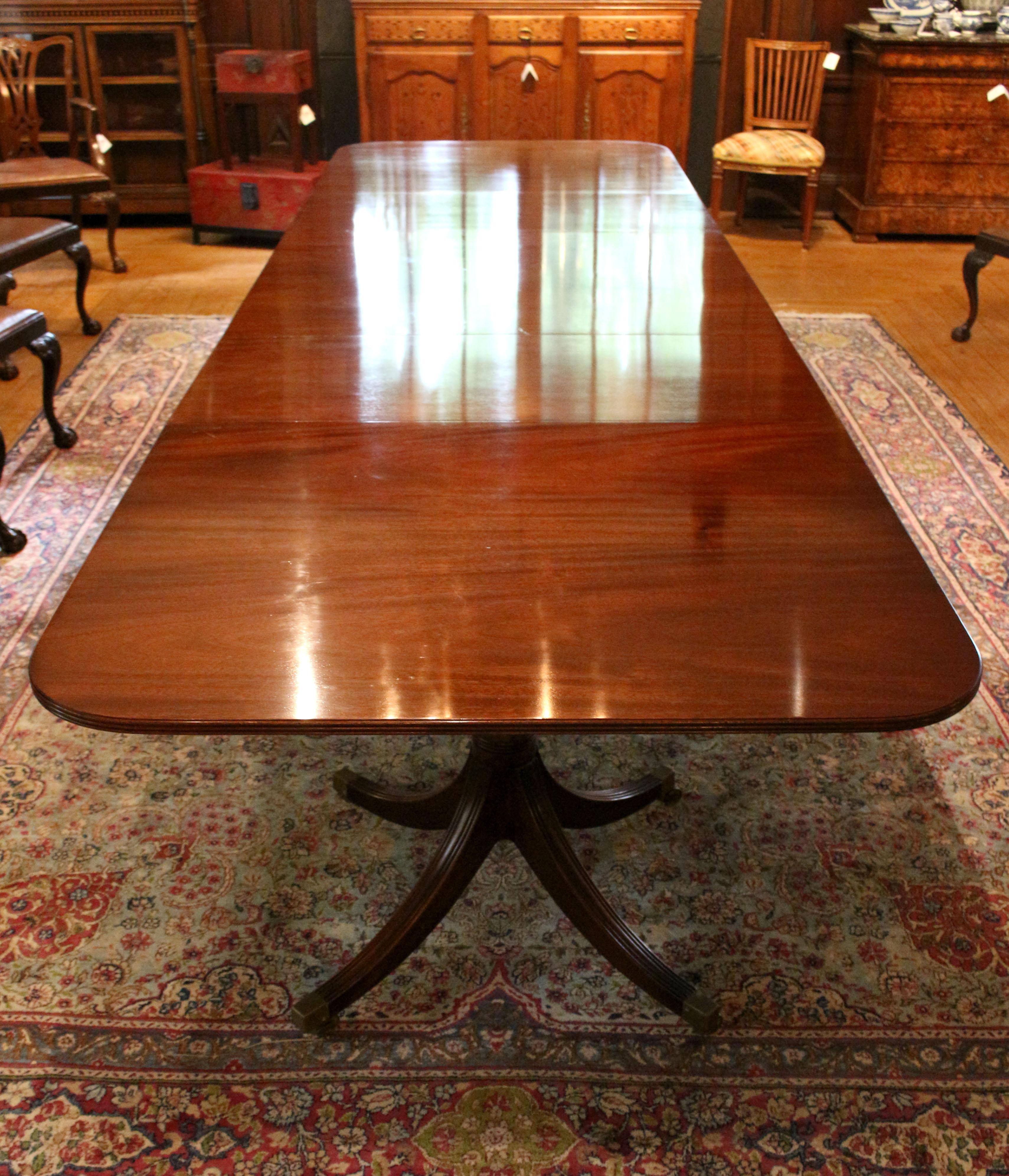 Mesa de banquete de triple pedestal de estilo georgiano inglés de principios del siglo XX en Bueno estado para la venta en Chapel Hill, NC