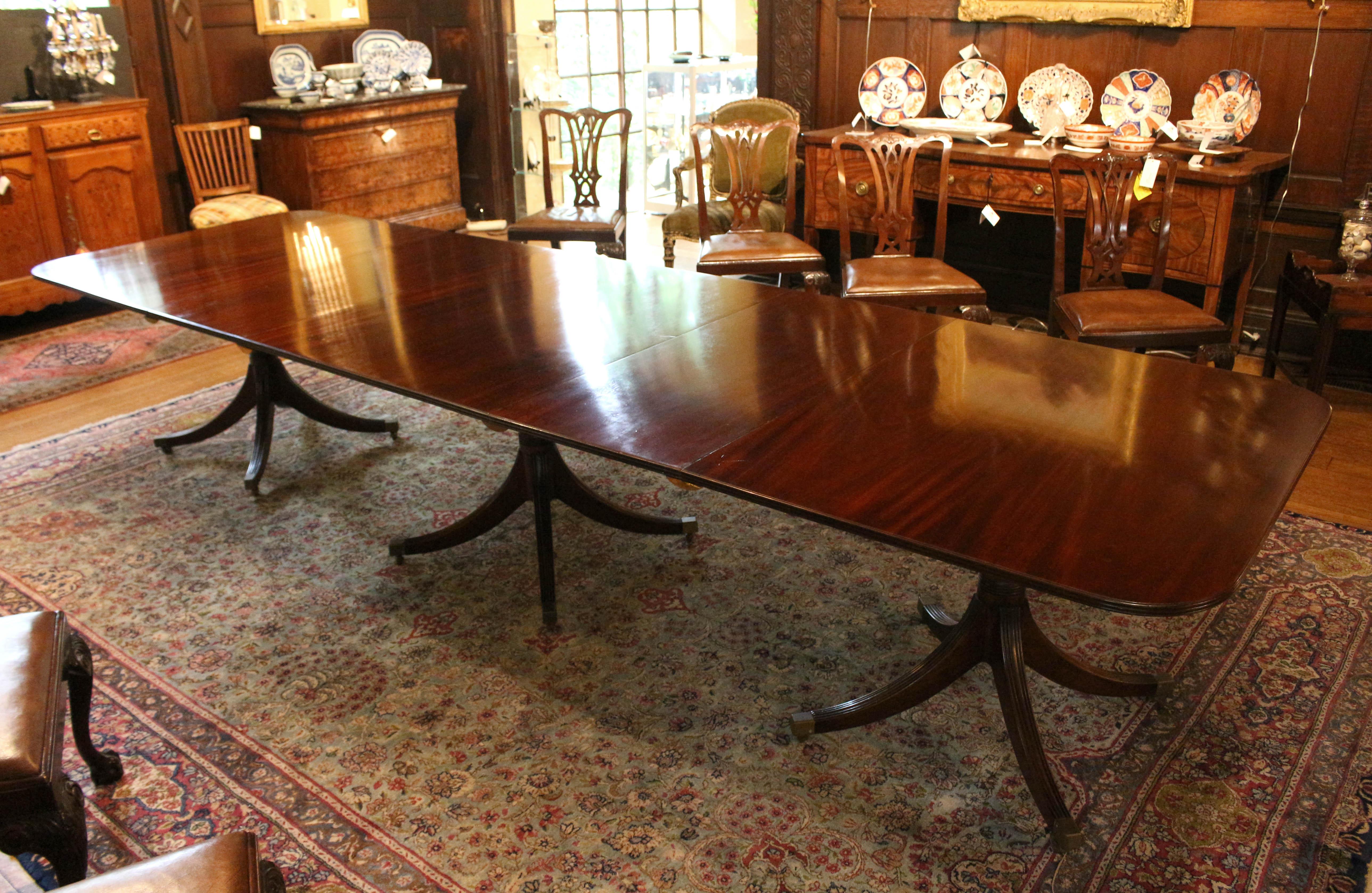 Mesa de banquete de triple pedestal de estilo georgiano inglés de principios del siglo XX Madera en venta
