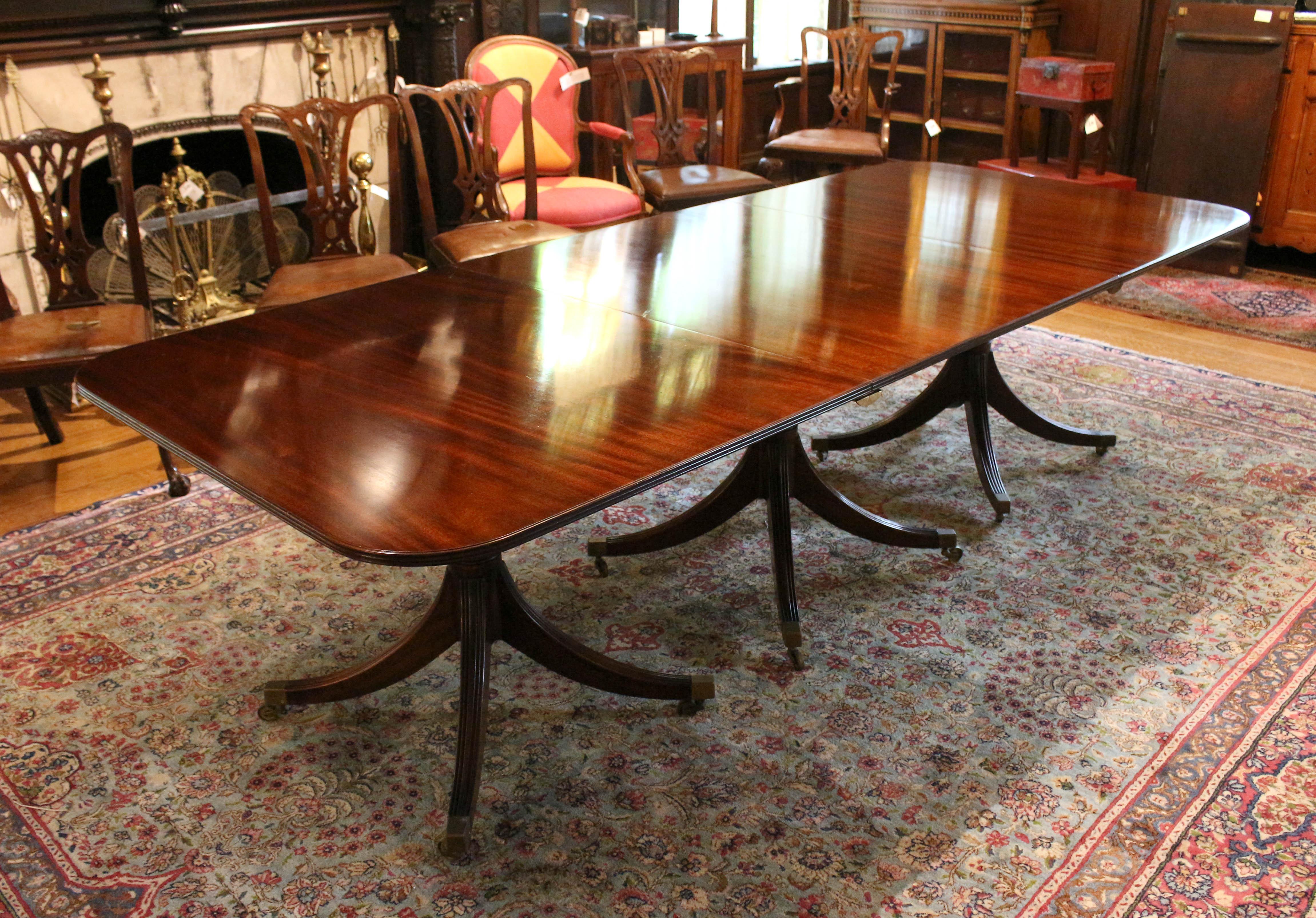 Mesa de banquete de triple pedestal de estilo georgiano inglés de principios del siglo XX en venta 1