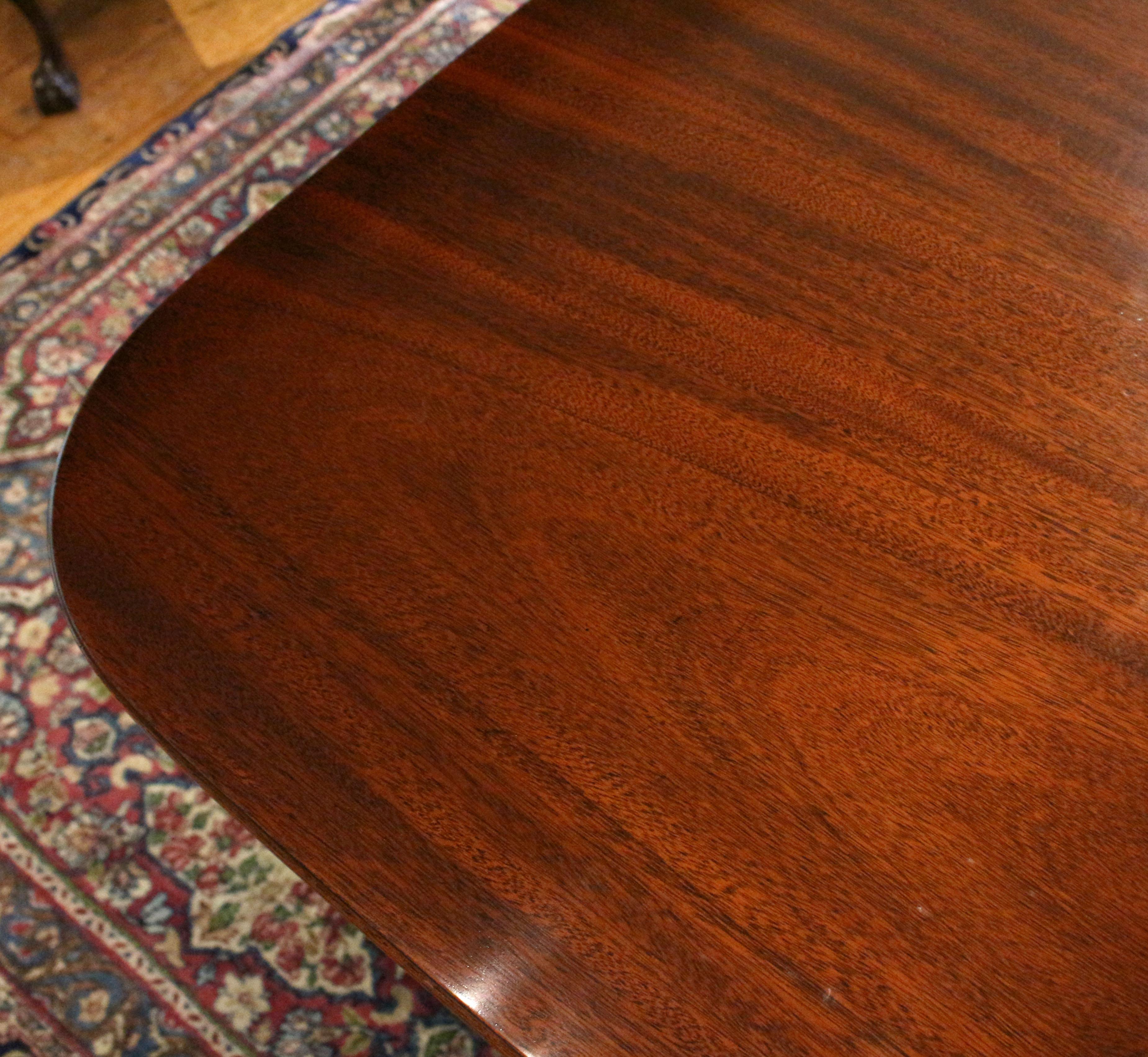 Mesa de banquete de triple pedestal de estilo georgiano inglés de principios del siglo XX en venta 2