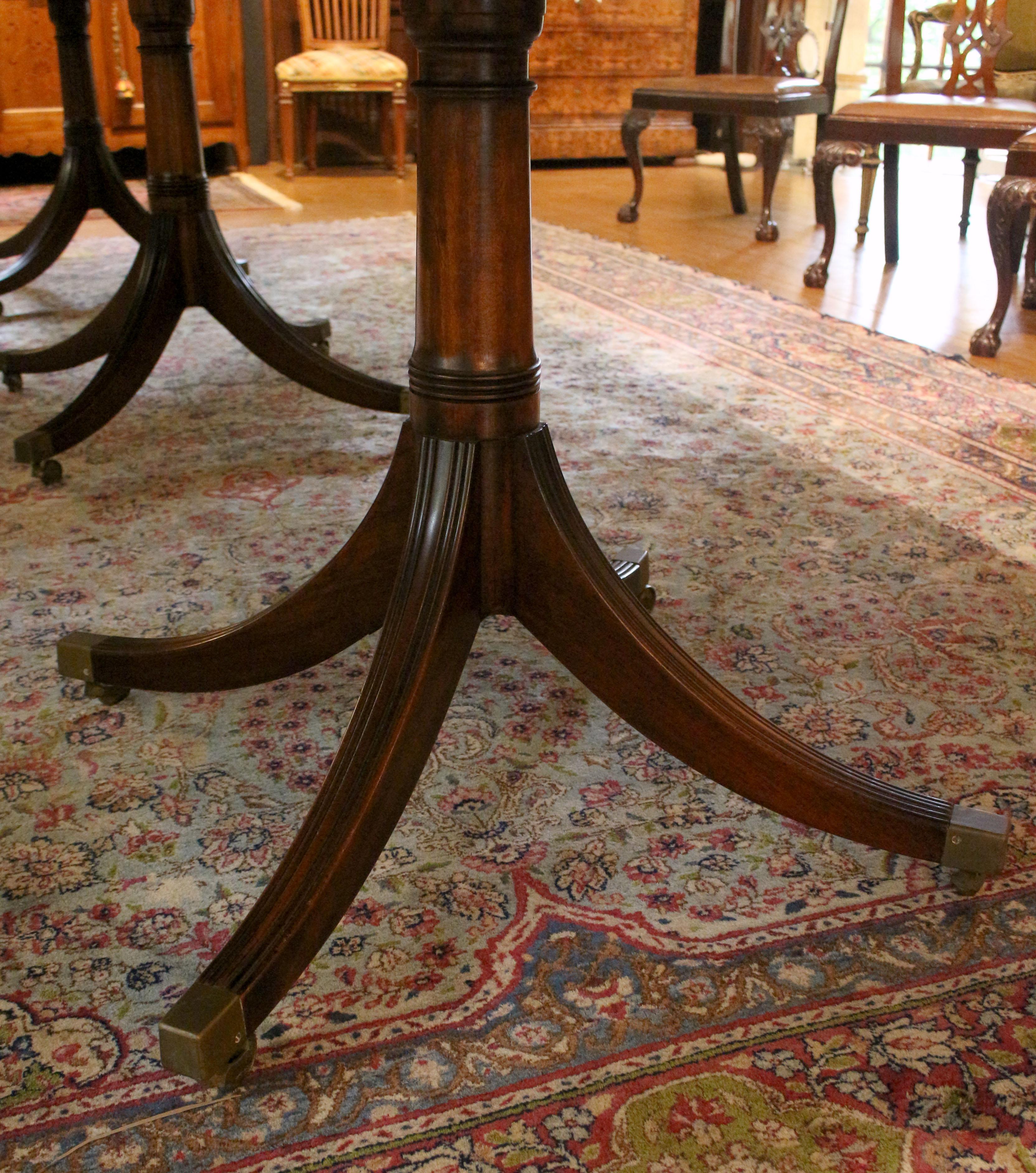 Mesa de banquete de triple pedestal de estilo georgiano inglés de principios del siglo XX en venta 3
