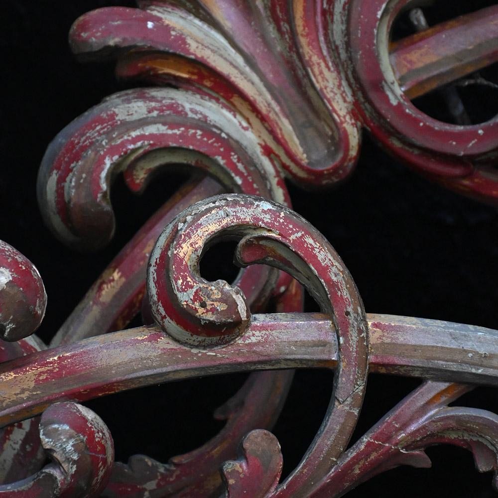 Fragmentos ingleses de feria tallados a mano de principios del siglo XX  

Pareja muy parecida de fragmentos decorativos ingleses de feria tallados a mano y seccionados en pino. Pintura original todavía presente, tallada intrincadamente y con un