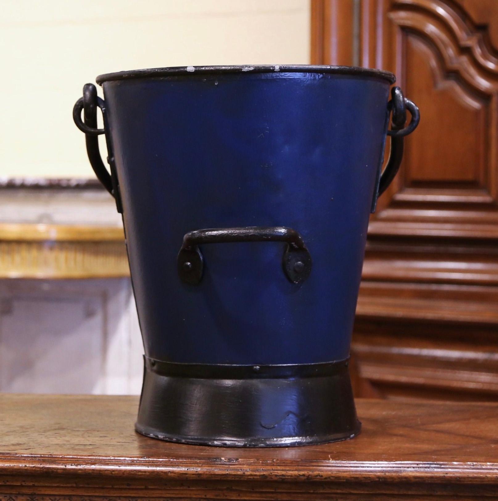 Early 20th Century English Hand Painted Iron Coal Bucket with Coat of Arms Decor 1
