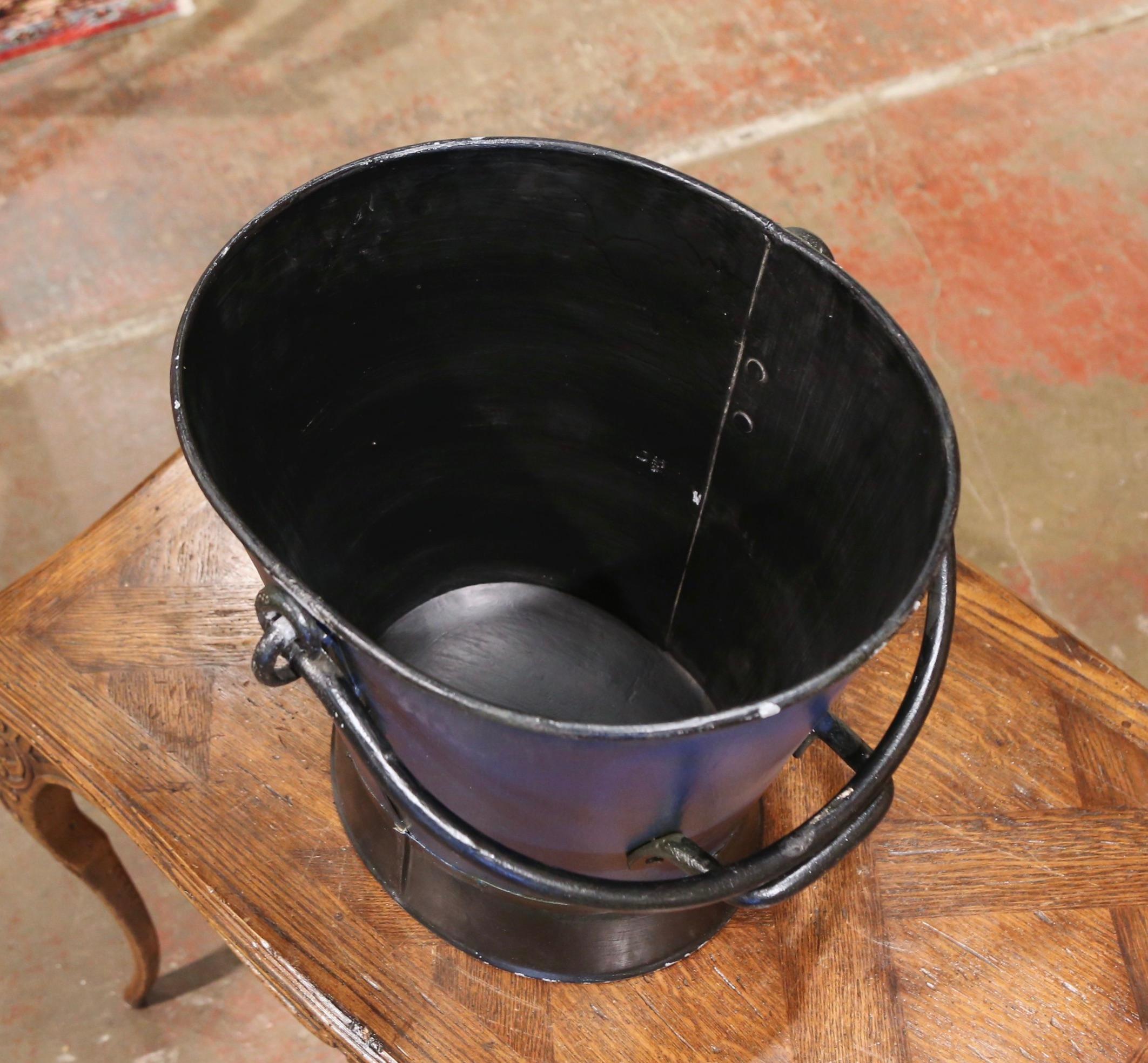 Early 20th Century English Hand Painted Iron Coal Bucket with Coat of Arms Decor 3