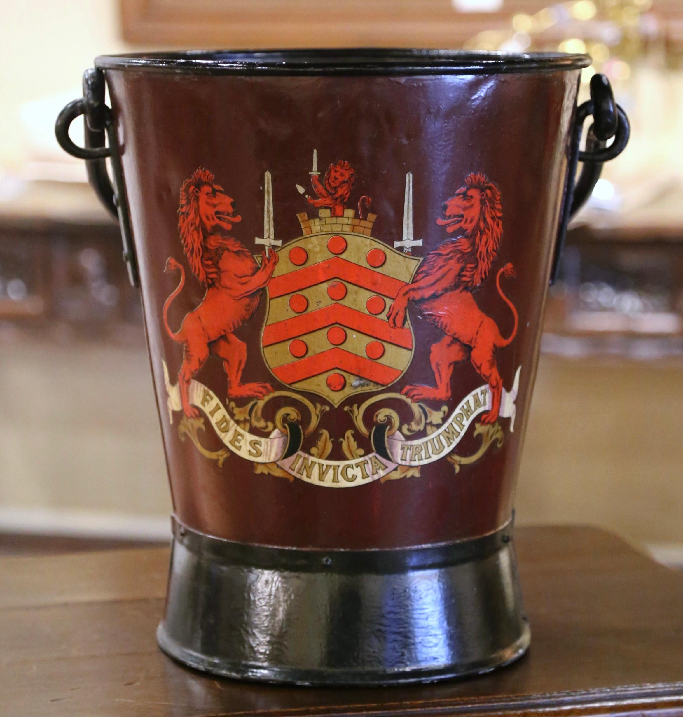 Inglese Secchio da carbone in ferro dipinto a mano dei primi del Novecento inglese con stemma in vendita