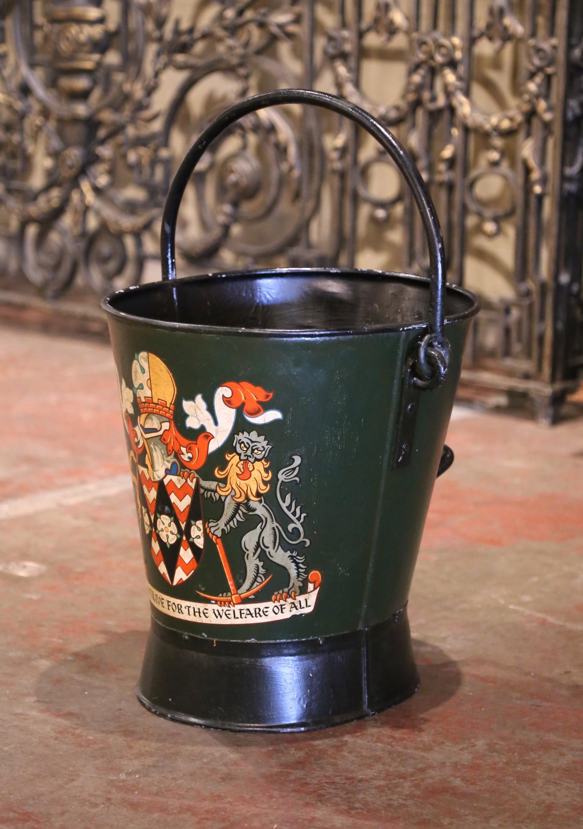 Posiziona questo grande e colorato stand d'epoca sulla porta d'ingresso o nella stanza del fango per raccogliere ombrelli, bastoni o altri accessori. Creato in Inghilterra, intorno al 1930, il secchio in ferro verde scuro con manico superiore e