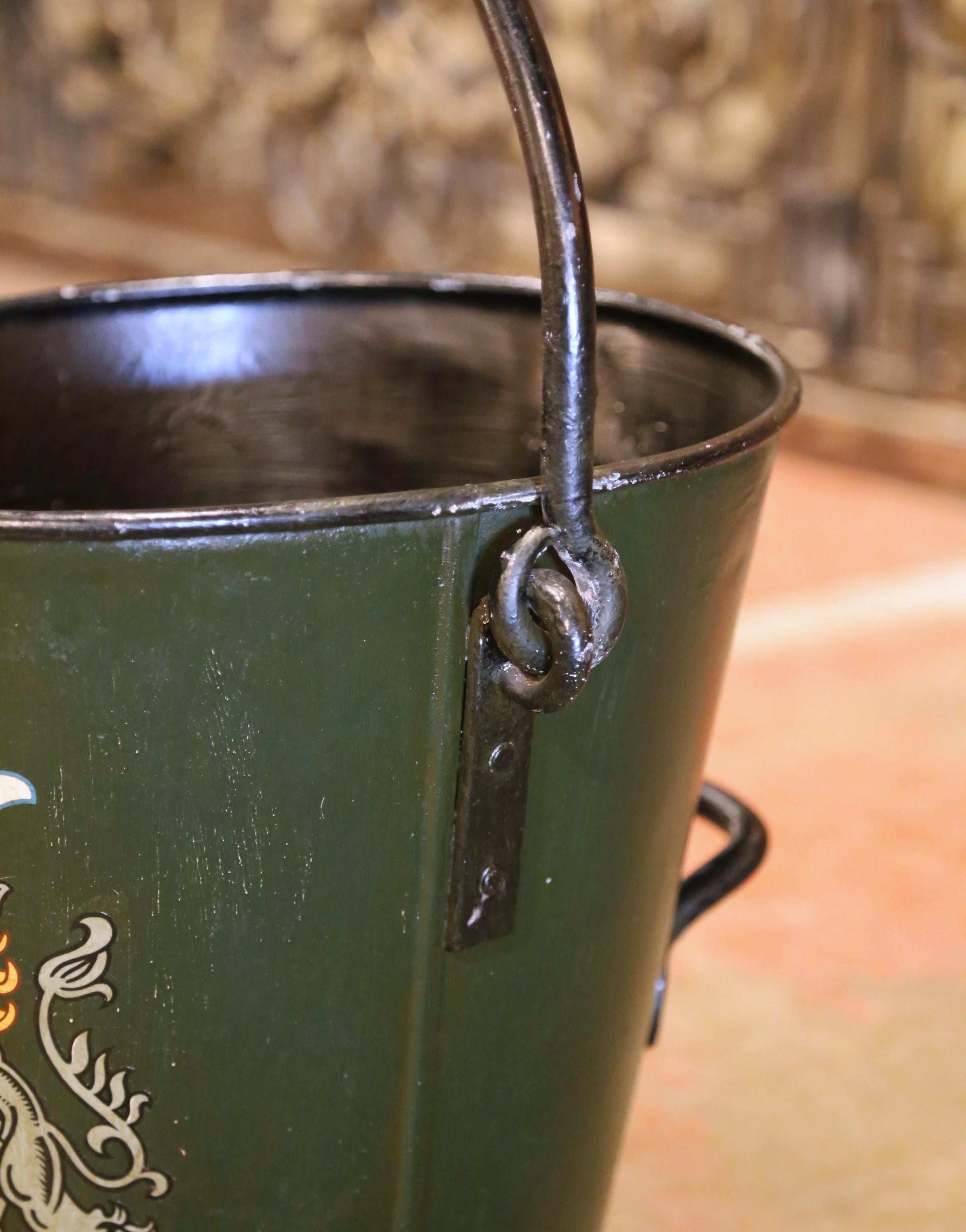 Metallo Secchio da fuoco o da carbone in ferro dipinto a mano dell'inizio del XX secolo con stemma in vendita