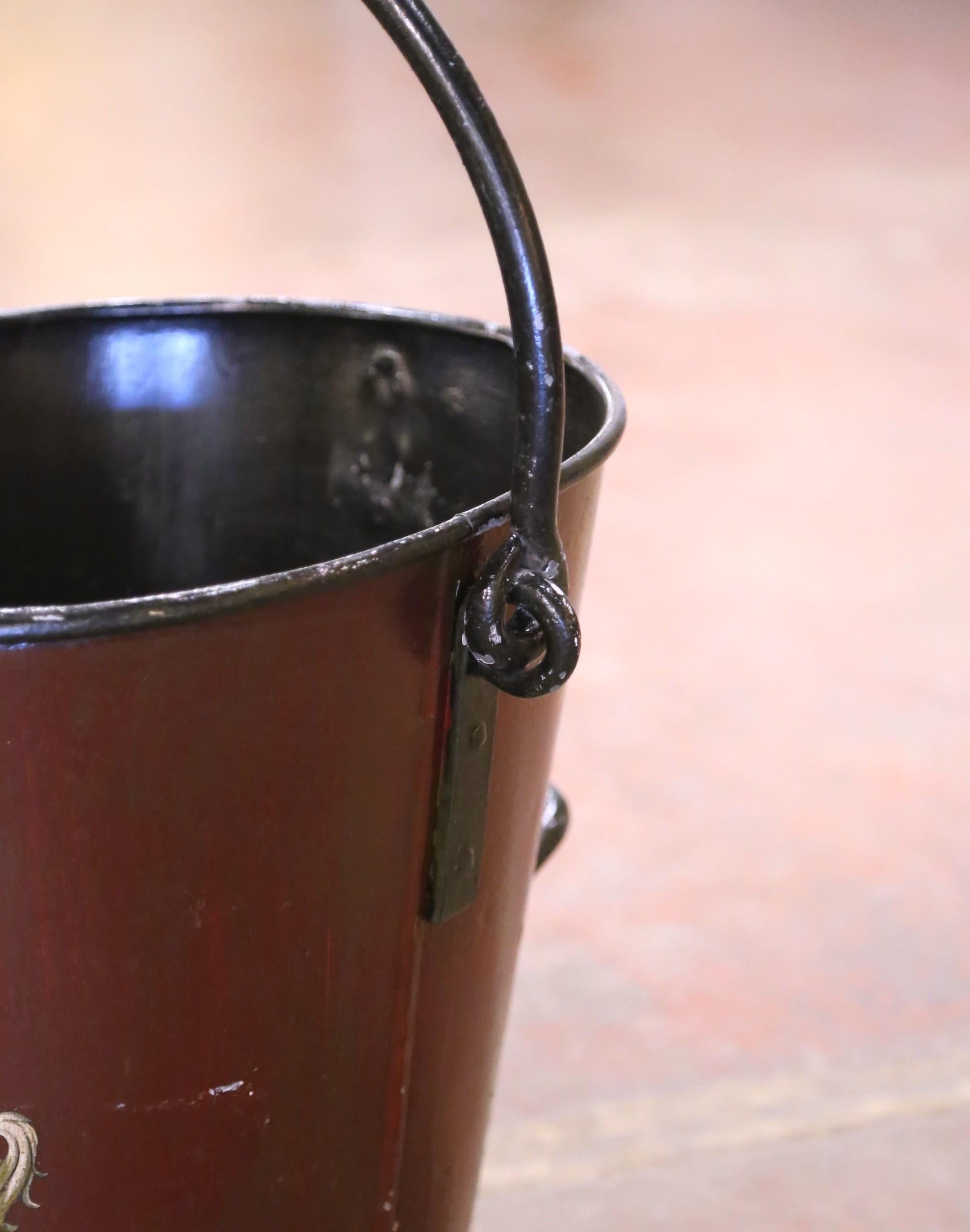 Metallo Secchio da fuoco o da carbone in ferro dipinto a mano dell'inizio del XX secolo con stemma in vendita