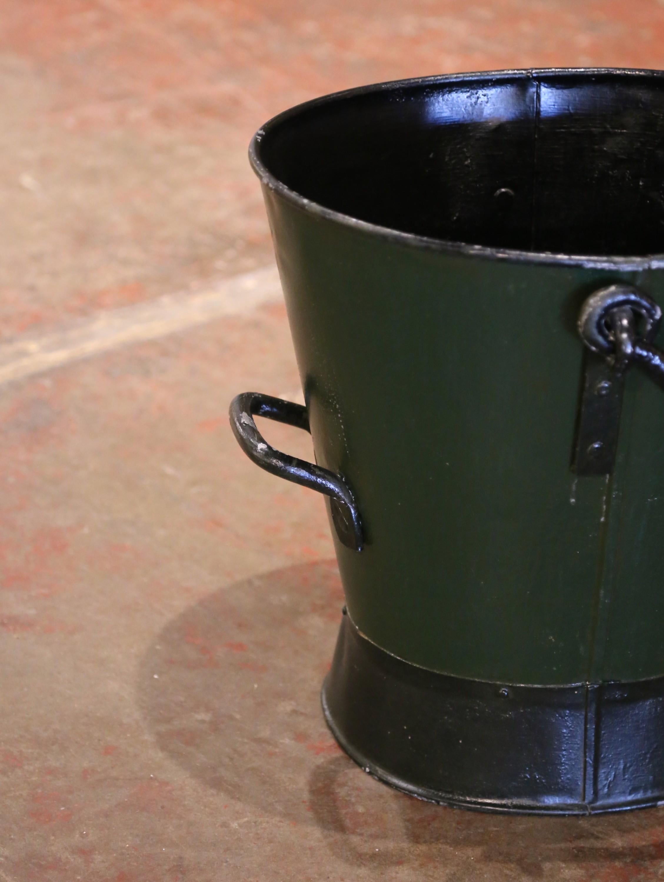 Secchio da fuoco o da carbone in ferro dipinto a mano dell'inizio del XX secolo con stemma in vendita 1