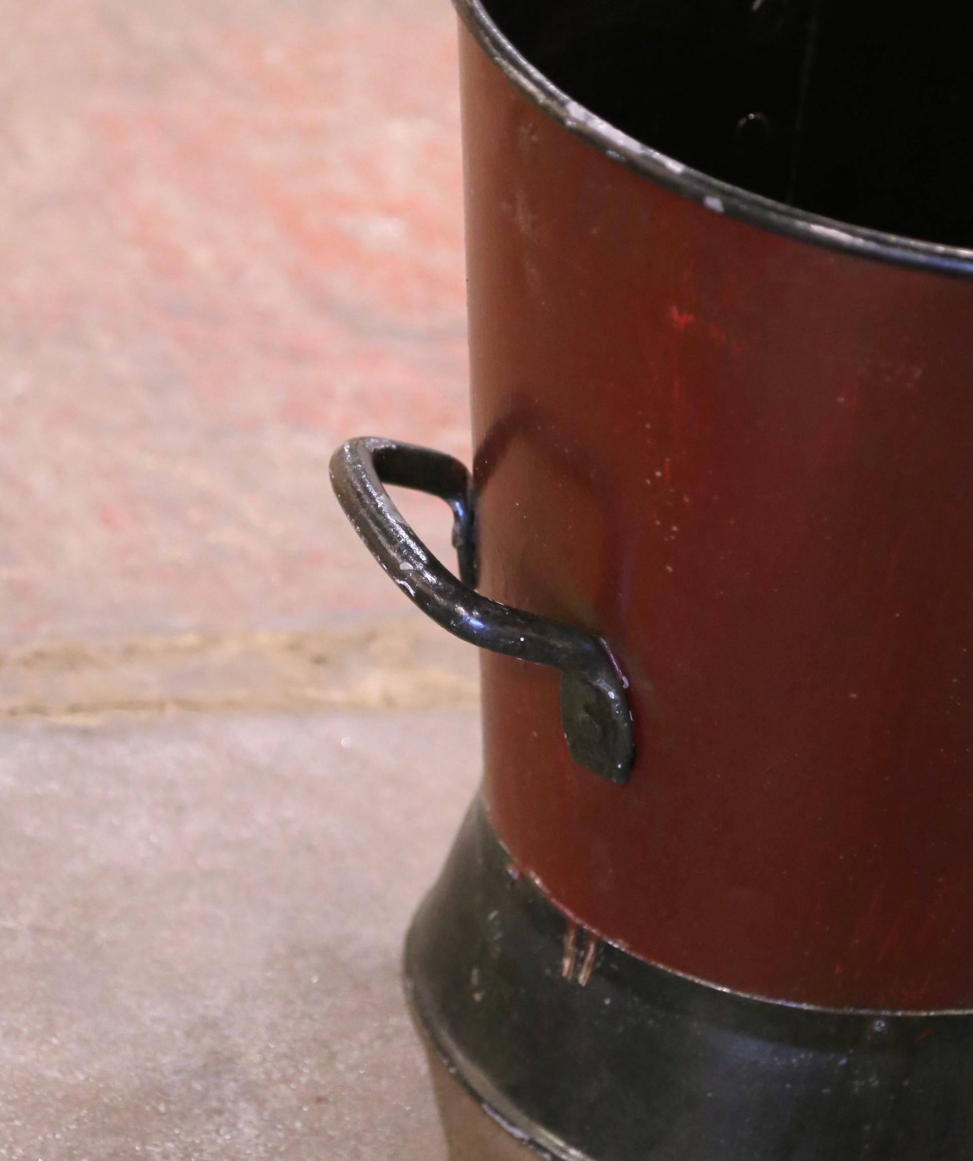 Secchio da fuoco o da carbone in ferro dipinto a mano dell'inizio del XX secolo con stemma in vendita 1