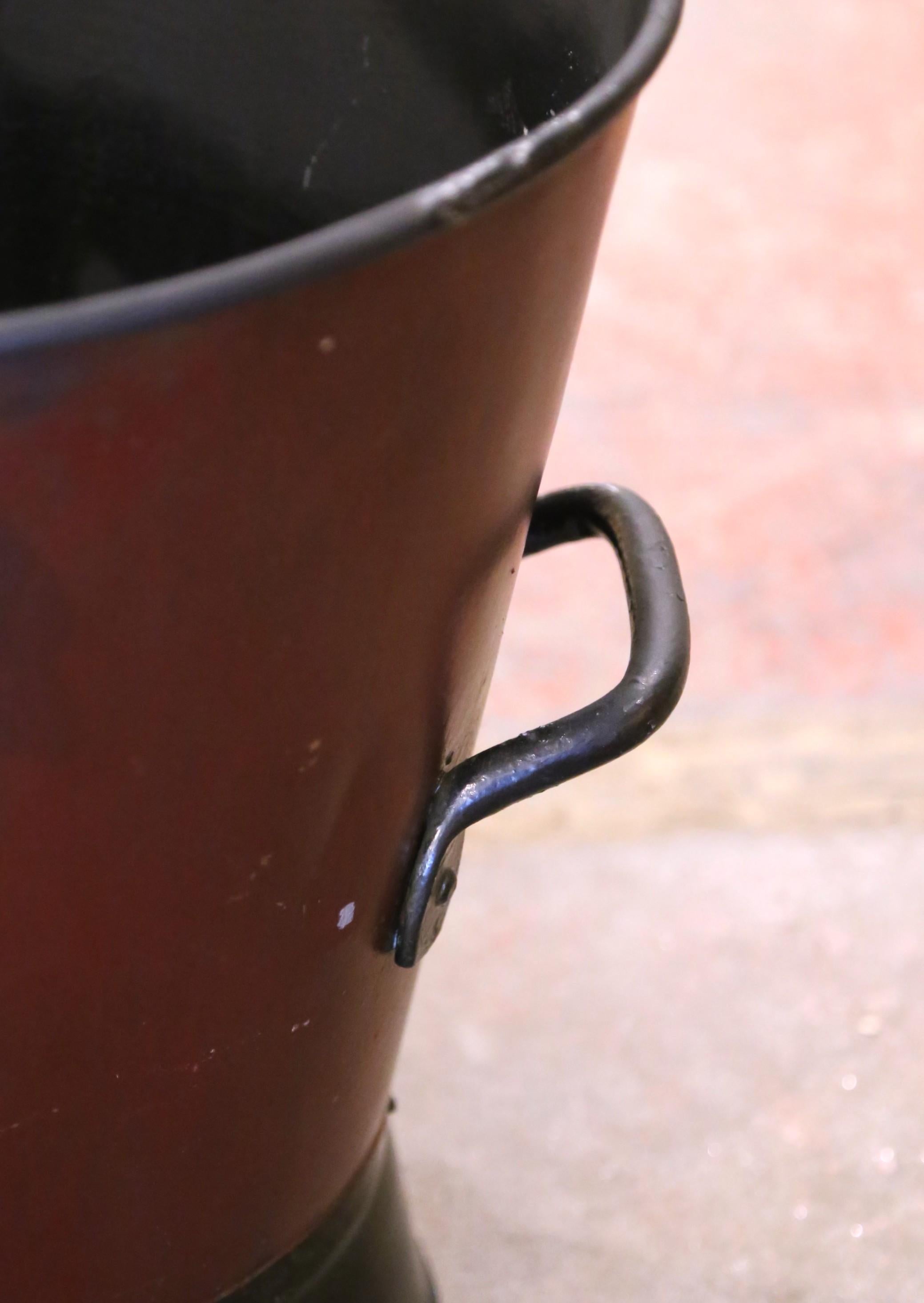 Early 20th Century English Hand-Painted Iron Fire or Coal Bucket with Crest 2