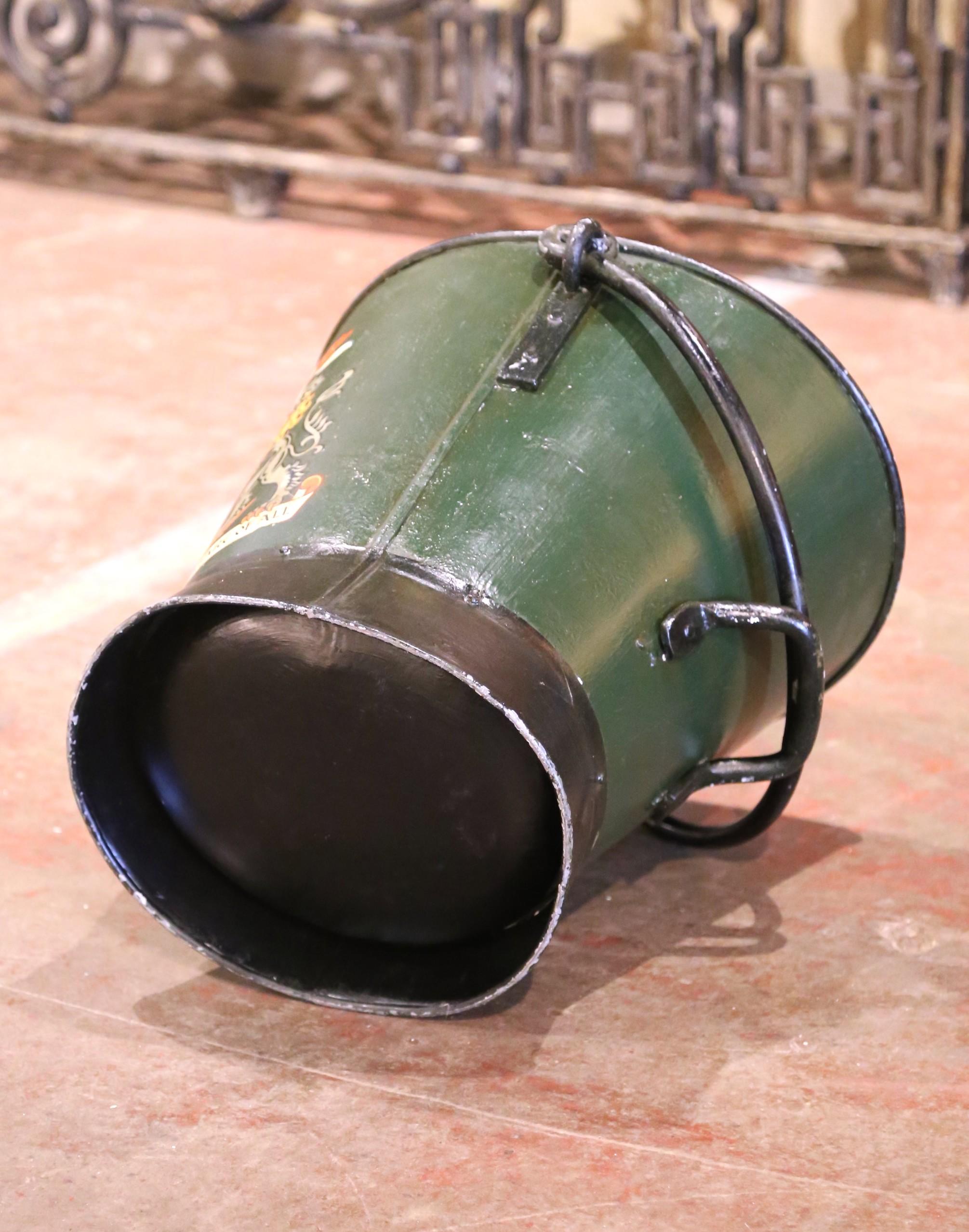 Secchio da fuoco o da carbone in ferro dipinto a mano dell'inizio del XX secolo con stemma in vendita 3