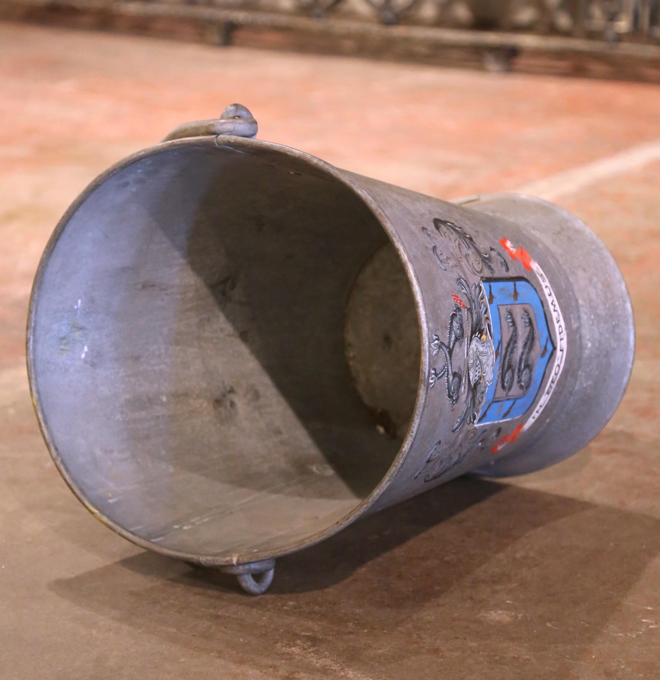 Secchio da fuoco o da carbone in ferro dipinto a mano dell'inizio del XX secolo con stemma in vendita 3