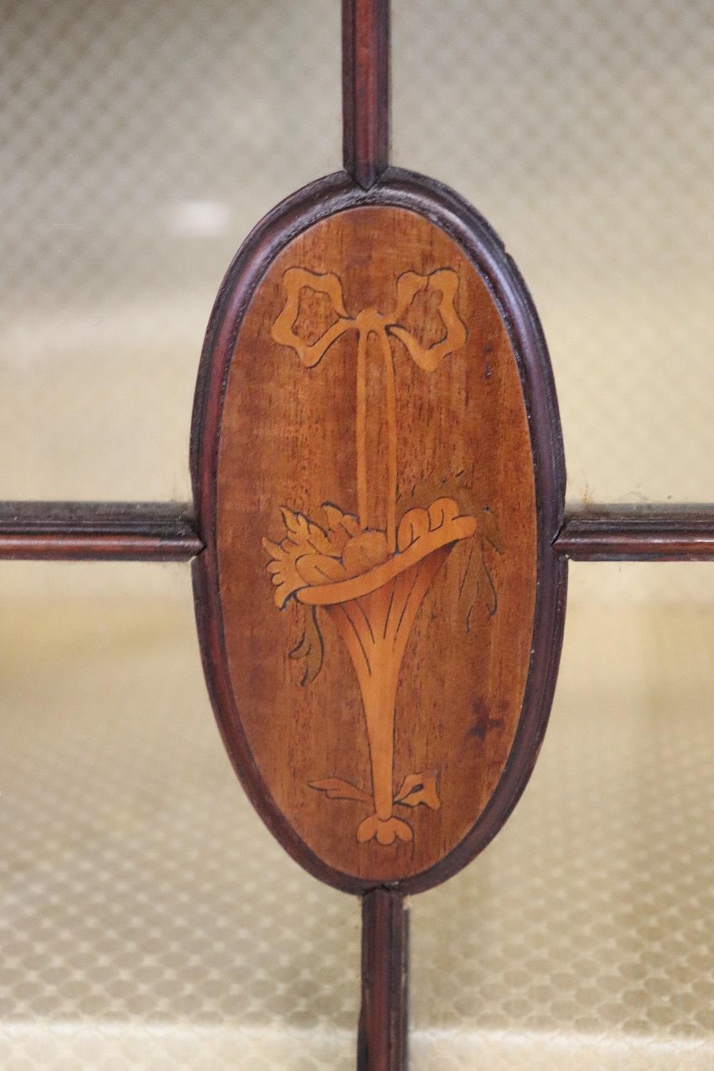 Elegante englische Vitrine aus Nussbaum mit Intarsien aus dem frühen 20. Jahrhundert, restauriert im Zustand „Hervorragend“ im Angebot in Casale Monferrato, IT