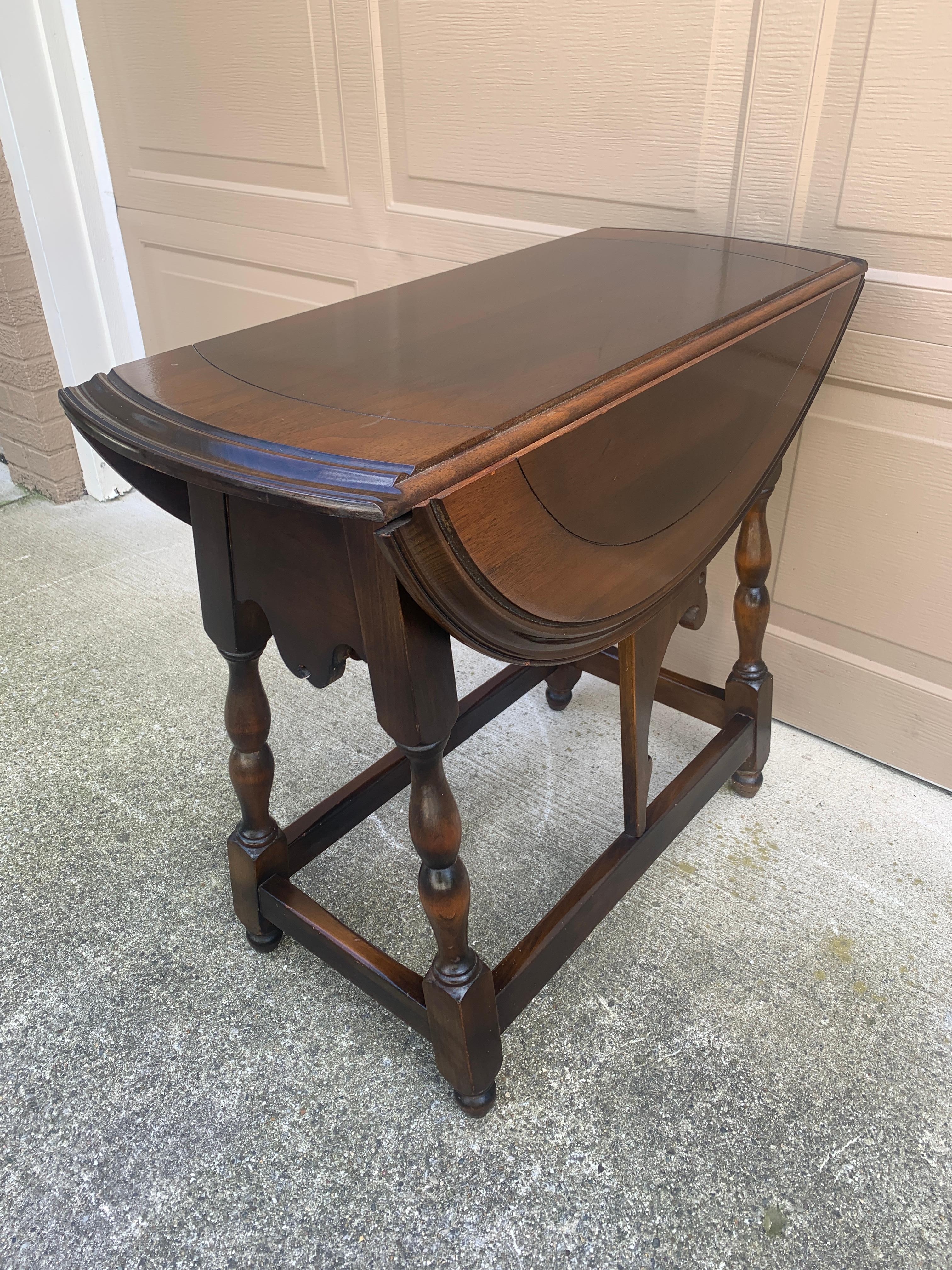 Mesa auxiliar inglesa de principios del siglo XX Jacobean Walnut Butterfly Drop Leaf en venta 3
