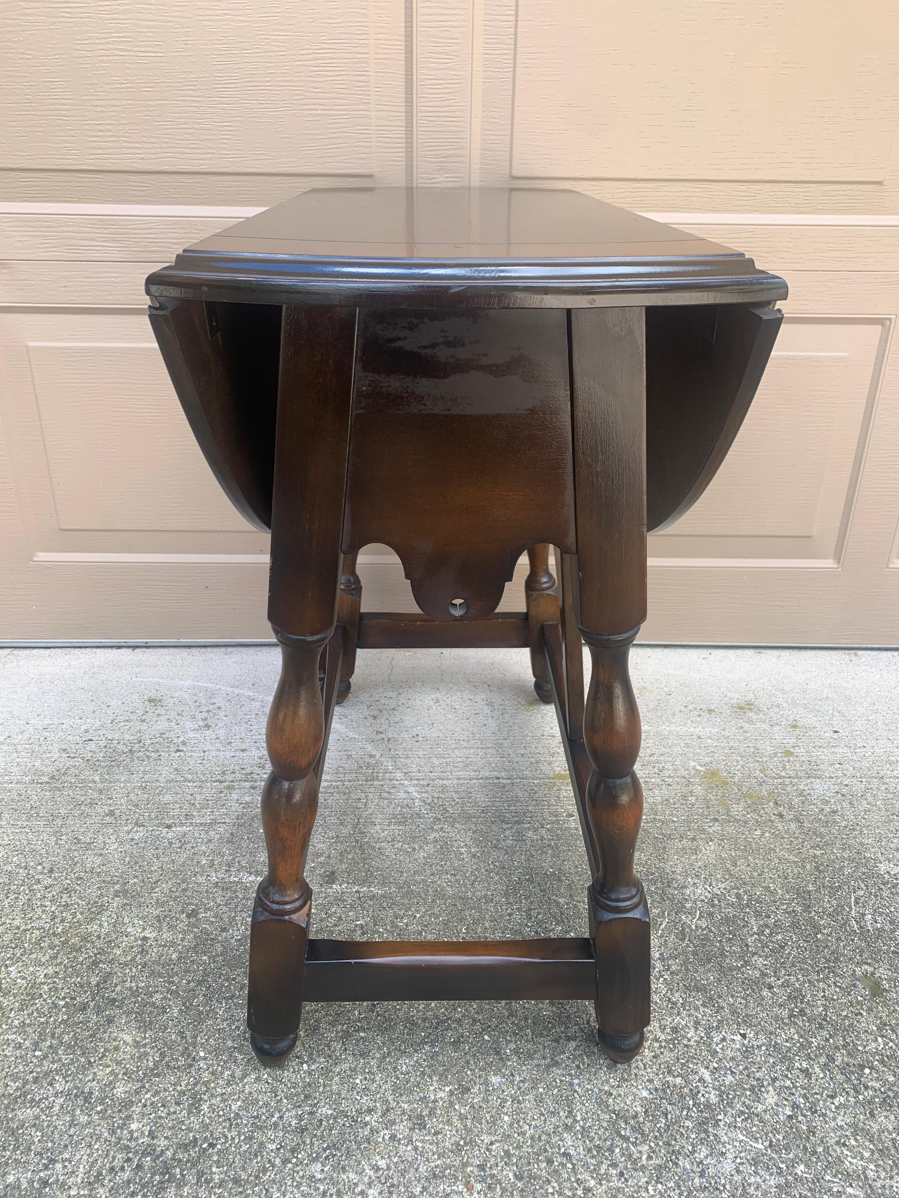 Mesa auxiliar inglesa de principios del siglo XX Jacobean Walnut Butterfly Drop Leaf en venta 5