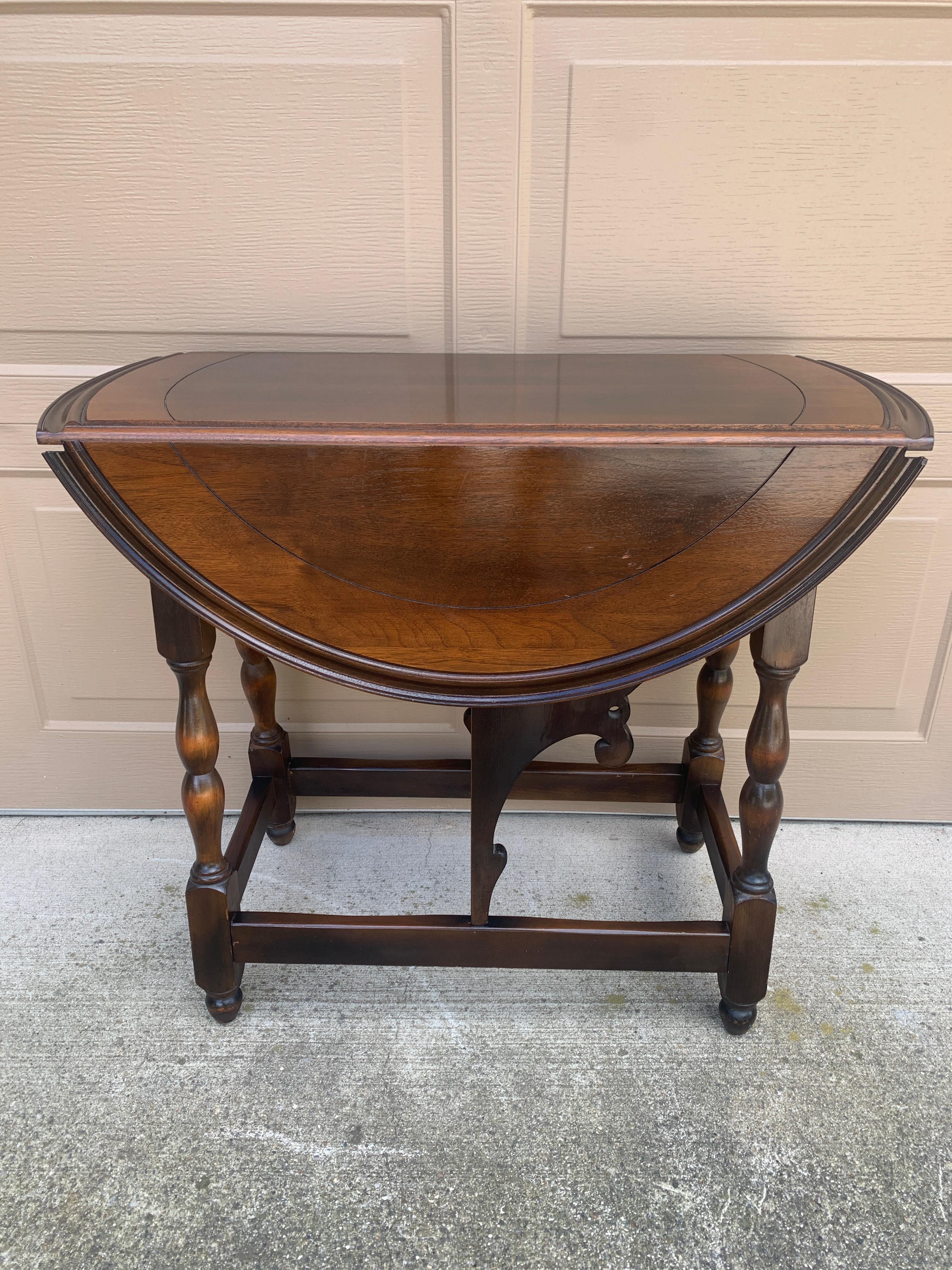 Mesa auxiliar inglesa de principios del siglo XX Jacobean Walnut Butterfly Drop Leaf en venta 6