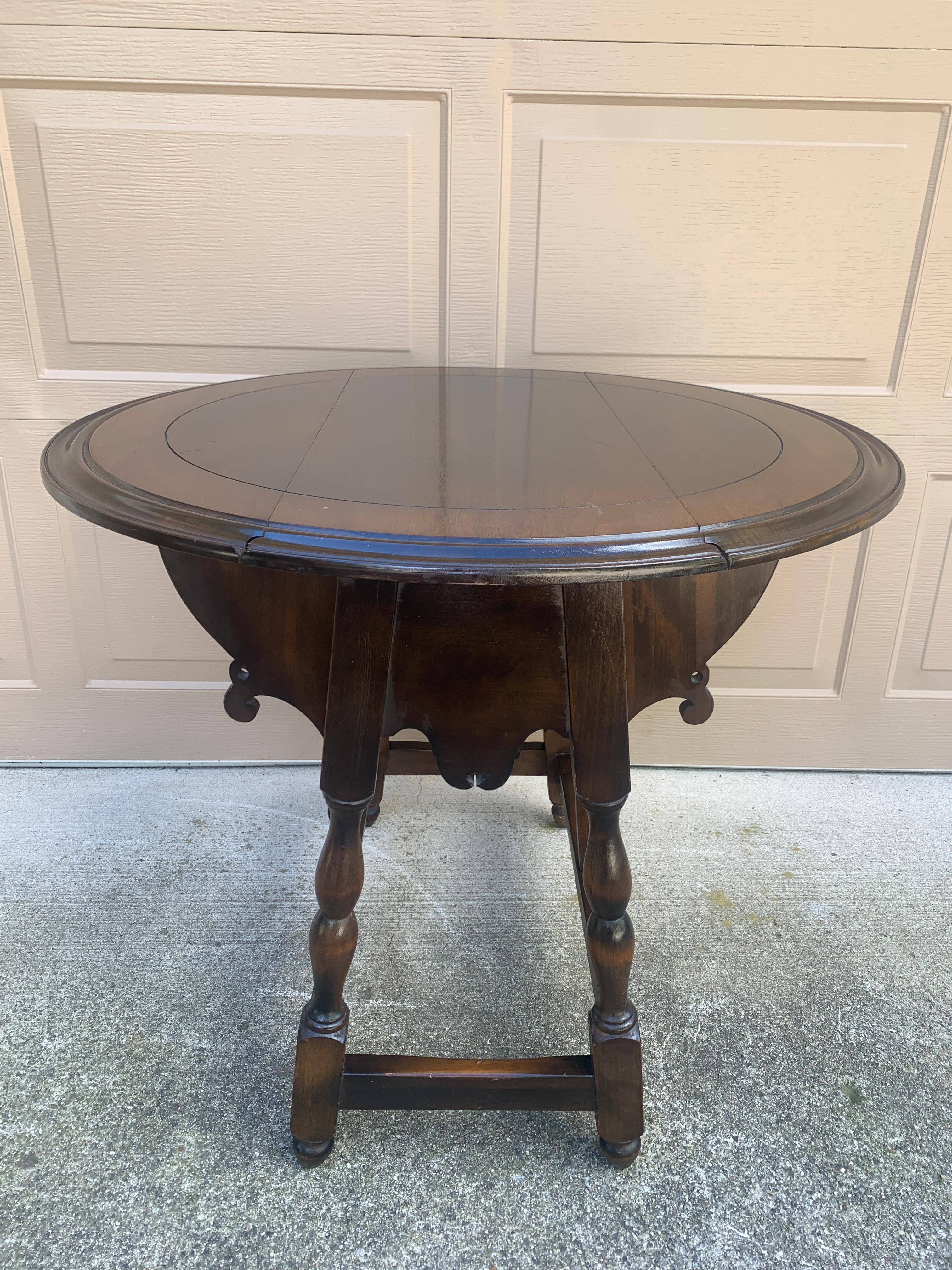 Preciosa mesa auxiliar de nogal macizo de estilo jacobeo inglés con soportes en forma de mariposa

Inglaterra, hacia 1940

Medidas: 32 