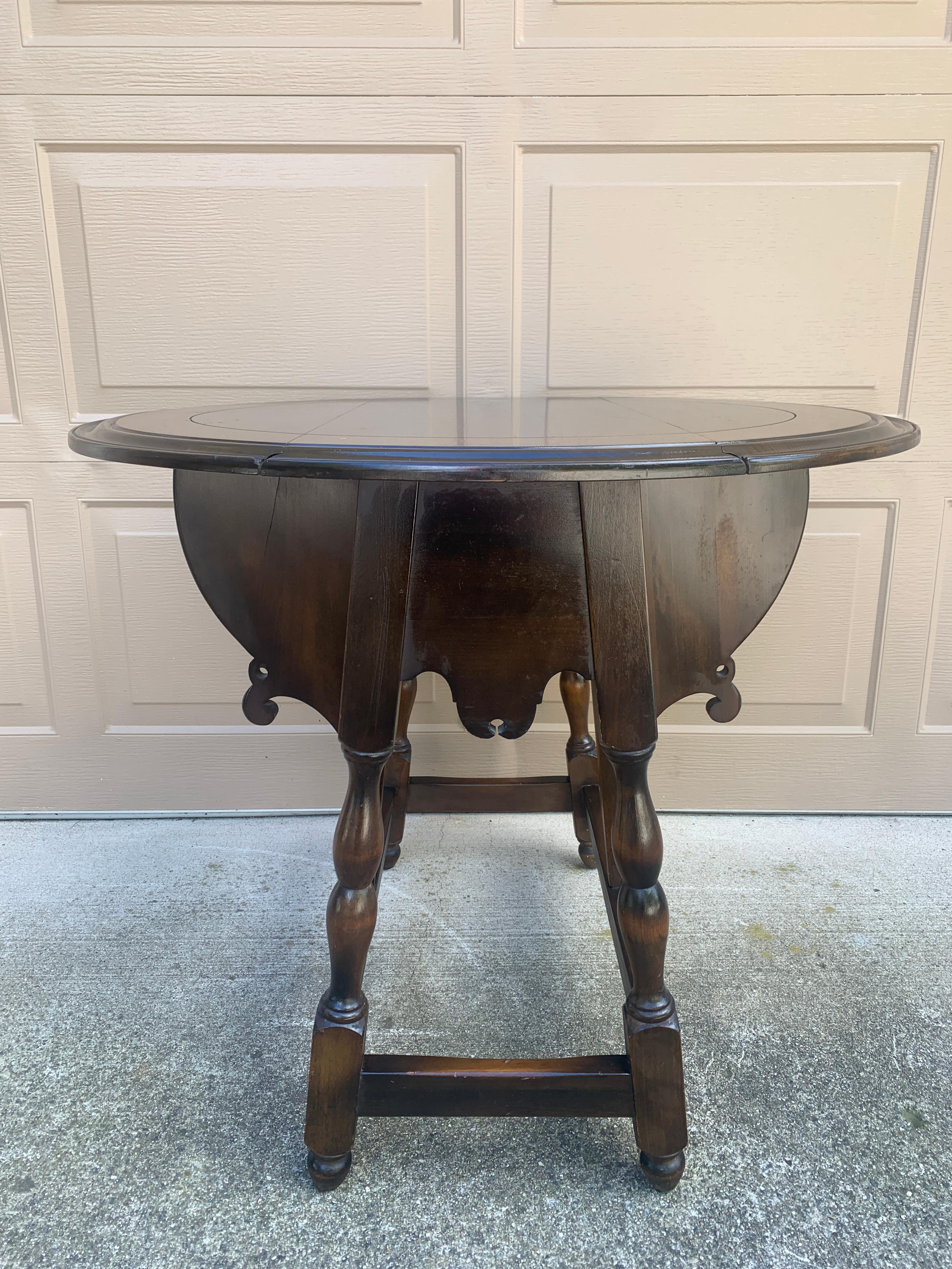 Mesa auxiliar inglesa de principios del siglo XX Jacobean Walnut Butterfly Drop Leaf Jacobino en venta