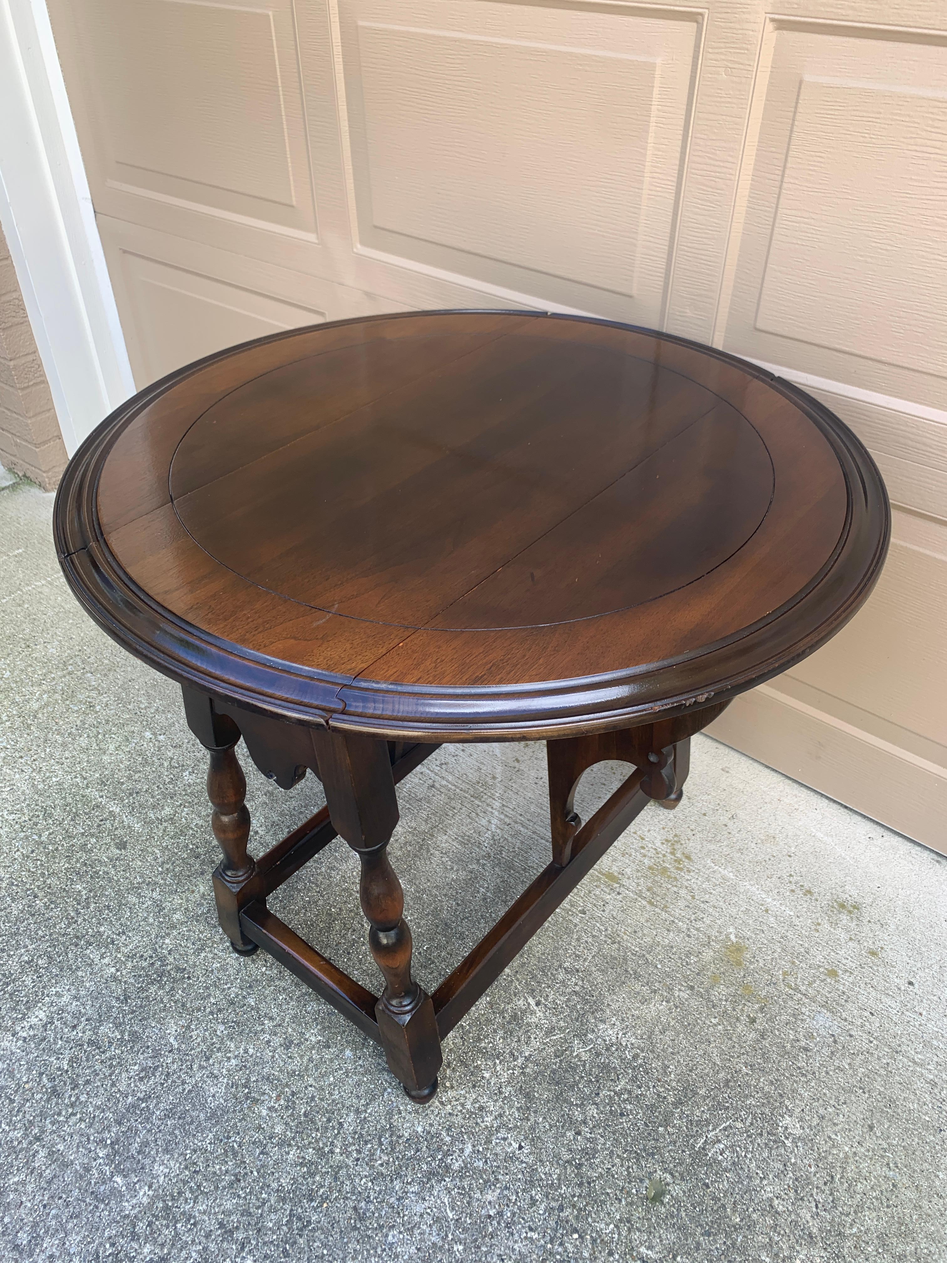 Mesa auxiliar inglesa de principios del siglo XX Jacobean Walnut Butterfly Drop Leaf Inglés en venta