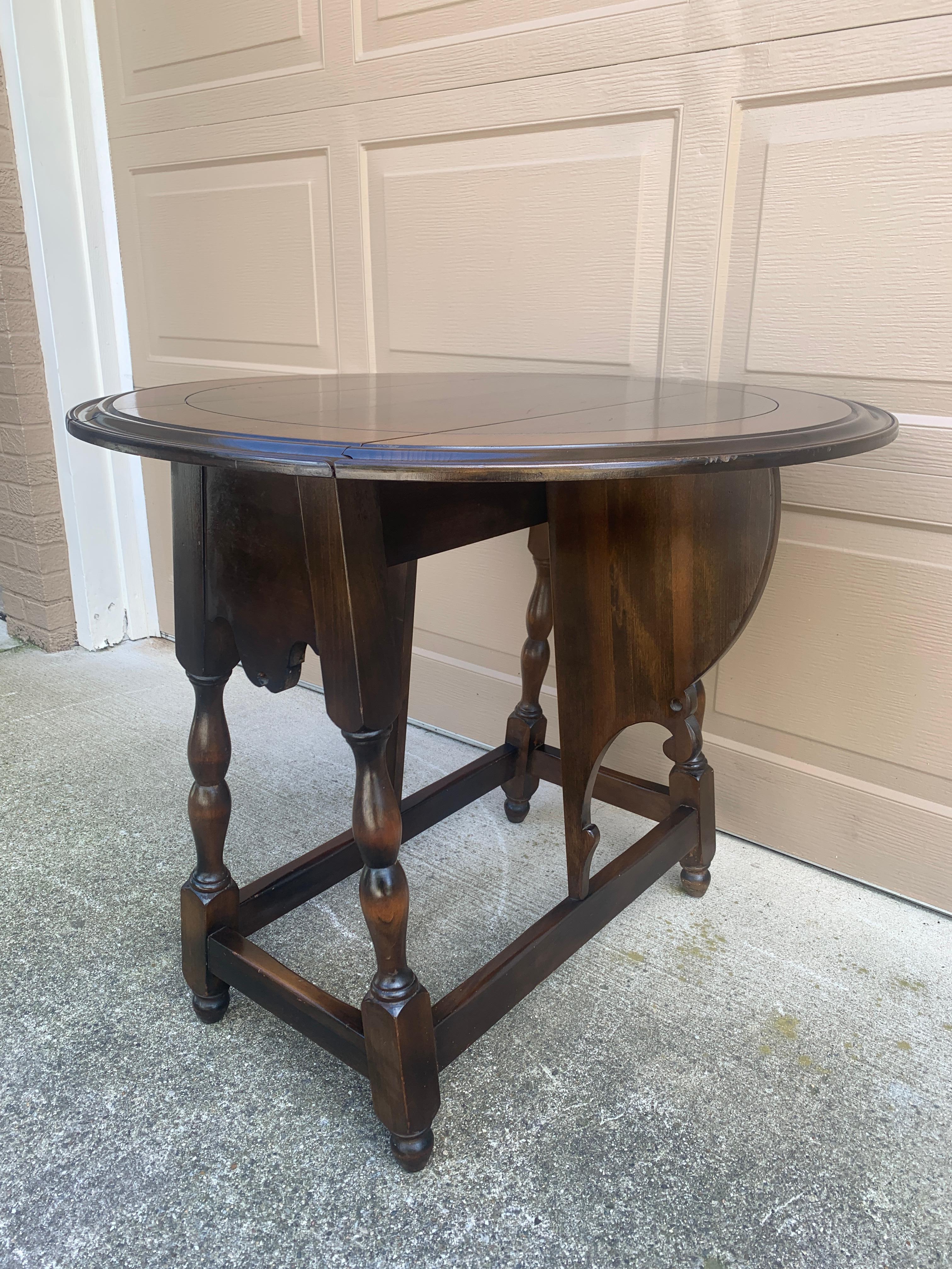 Mesa auxiliar inglesa de principios del siglo XX Jacobean Walnut Butterfly Drop Leaf en Bueno estado para la venta en Elkhart, IN