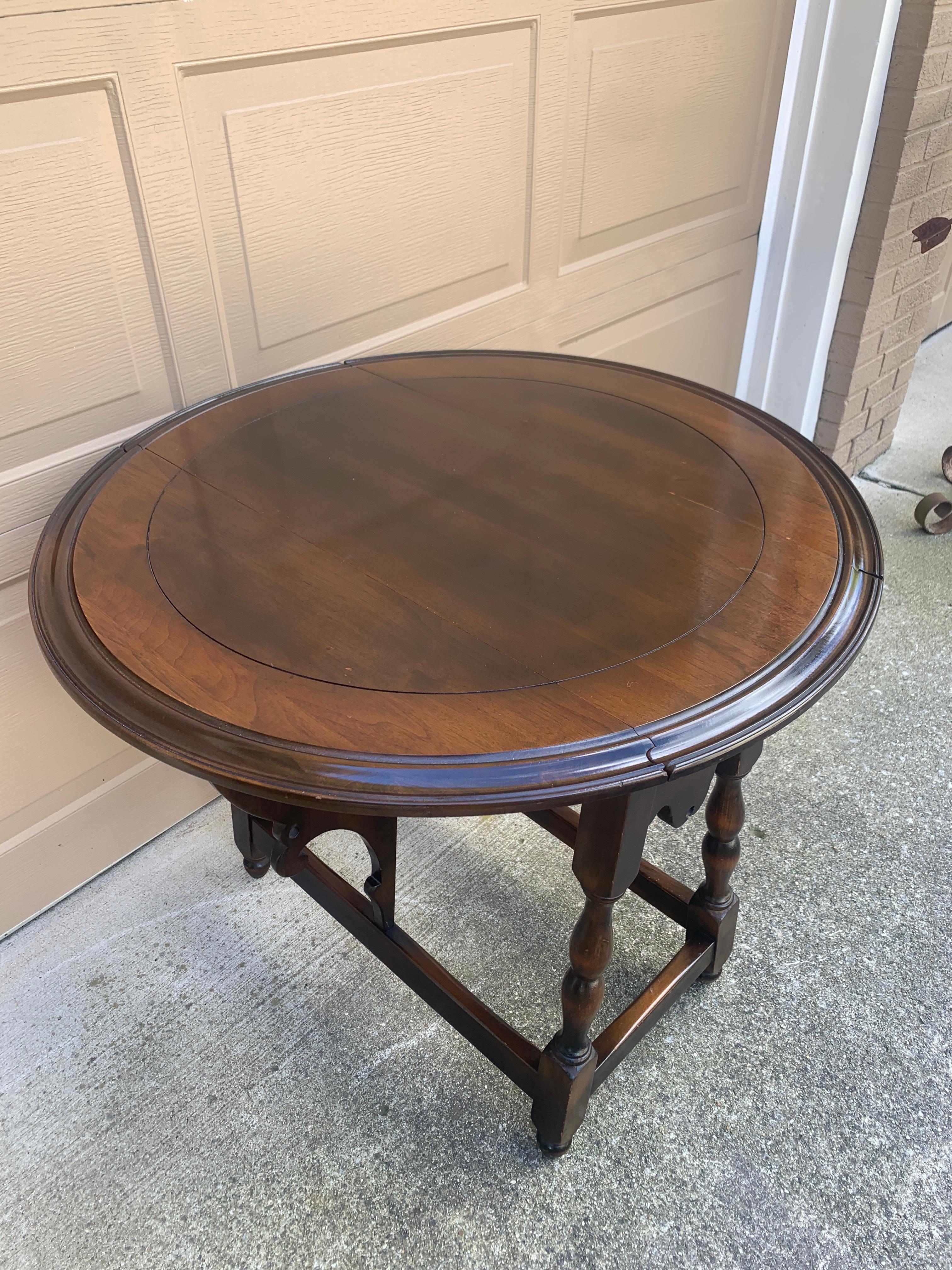 Mesa auxiliar inglesa de principios del siglo XX Jacobean Walnut Butterfly Drop Leaf mediados del siglo XX en venta