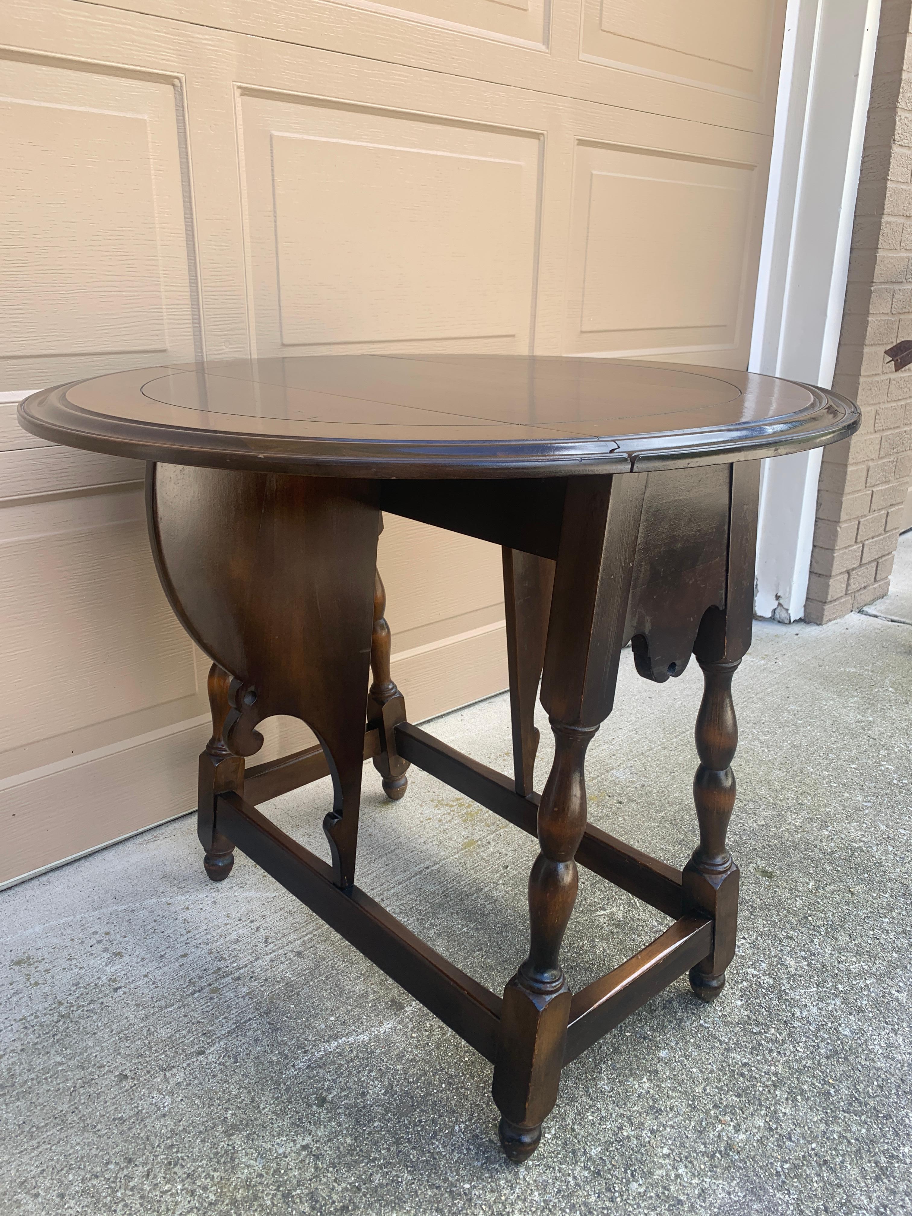 Mesa auxiliar inglesa de principios del siglo XX Jacobean Walnut Butterfly Drop Leaf Nogal en venta