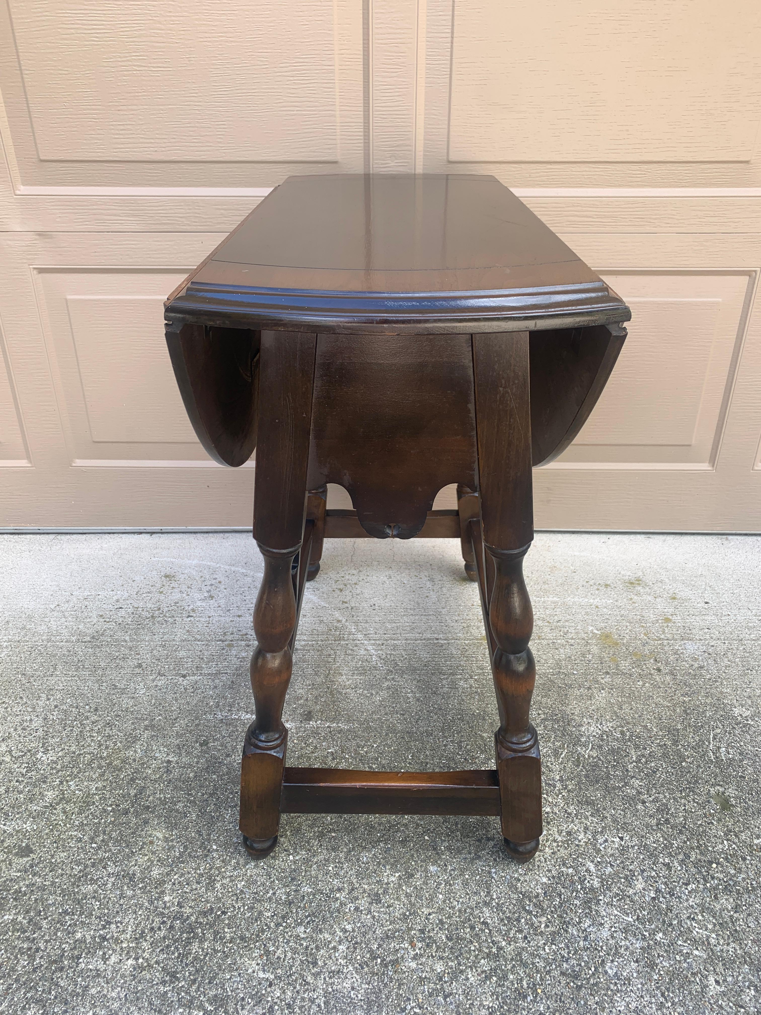 Mesa auxiliar inglesa de principios del siglo XX Jacobean Walnut Butterfly Drop Leaf en venta 2