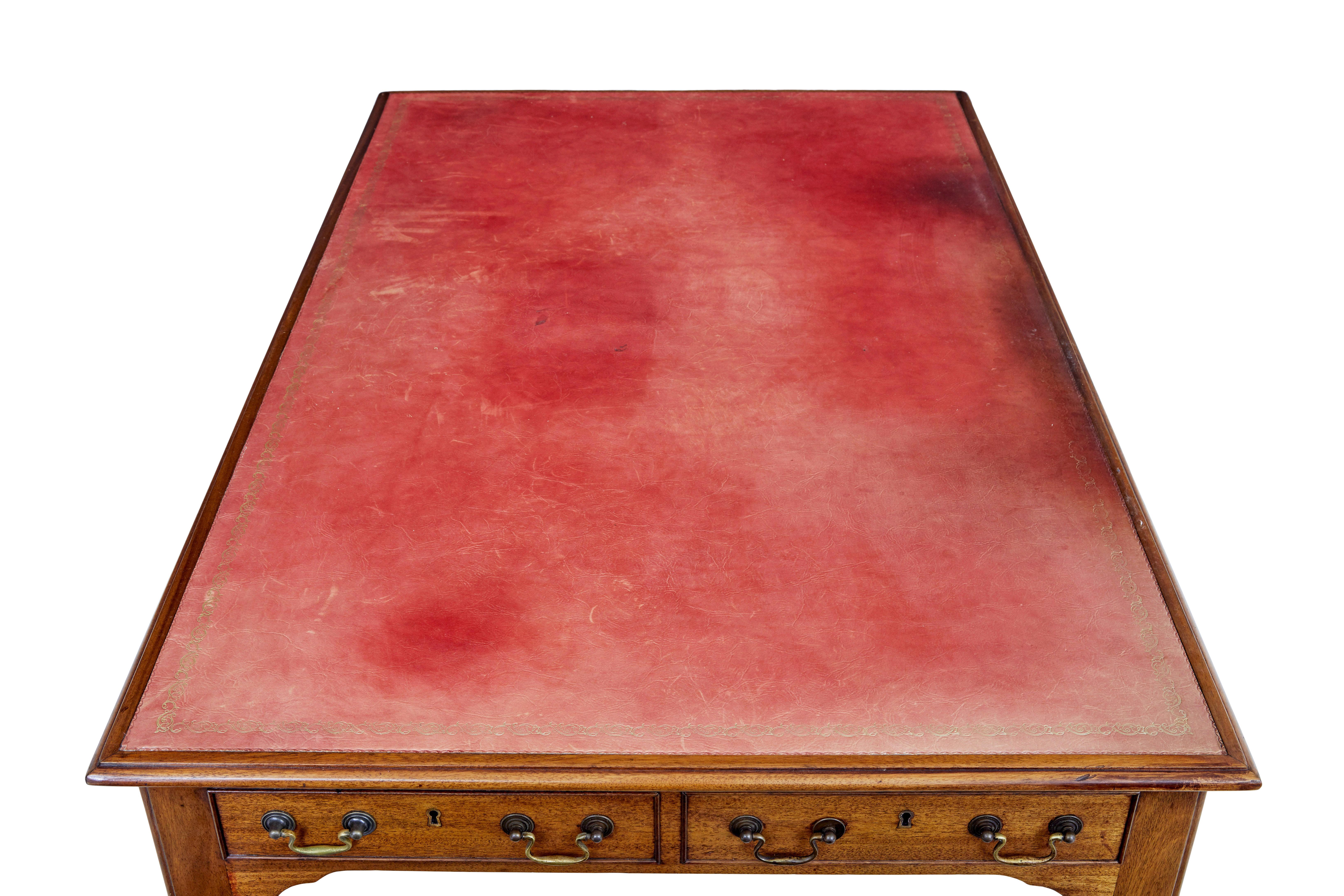 Scrivania in mogano con piano in pelle dei primi del Novecento, circa 1910.

Piano di scrittura originale in pelle rossa con impressioni in oro, con evidenti segni d'uso.  Dotata di 3 cassetti sopra il ginocchio per riporre gli oggetti, la scrivania