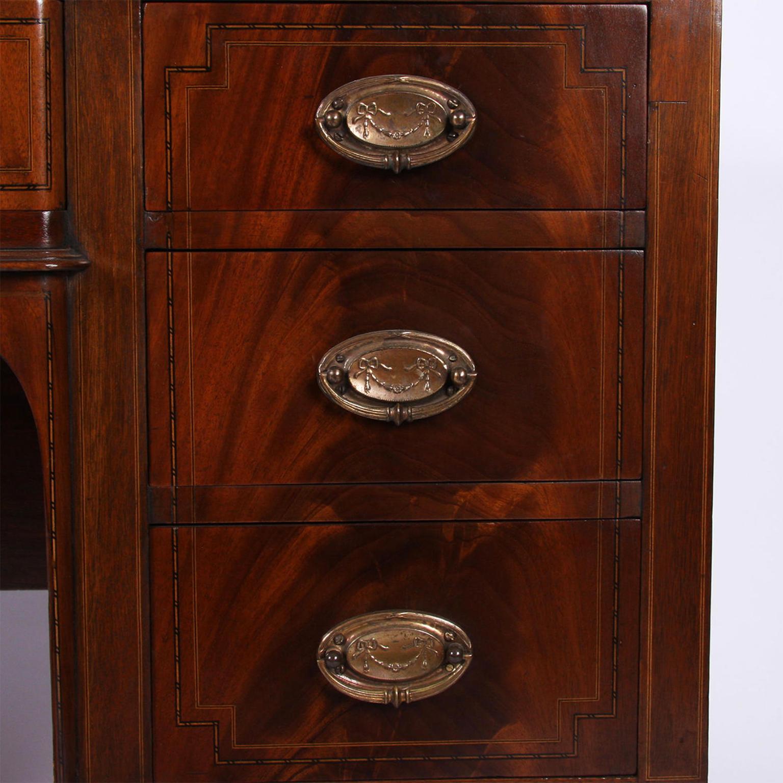Early 20th Century English Mahogany Kneehole Desk with Leather Top In Good Condition In London, GB
