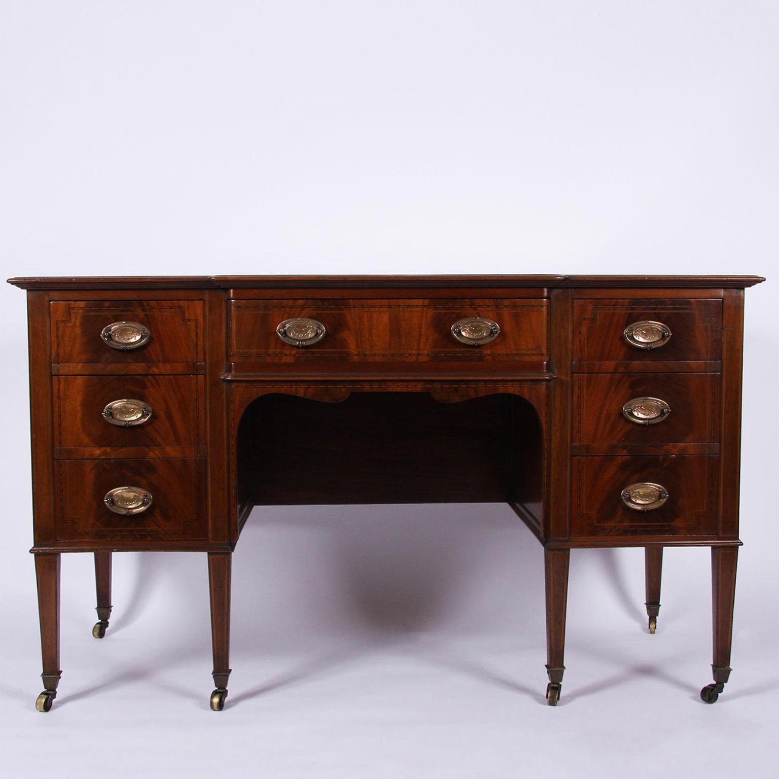 Early 20th Century English Mahogany Kneehole Desk with Leather Top 1