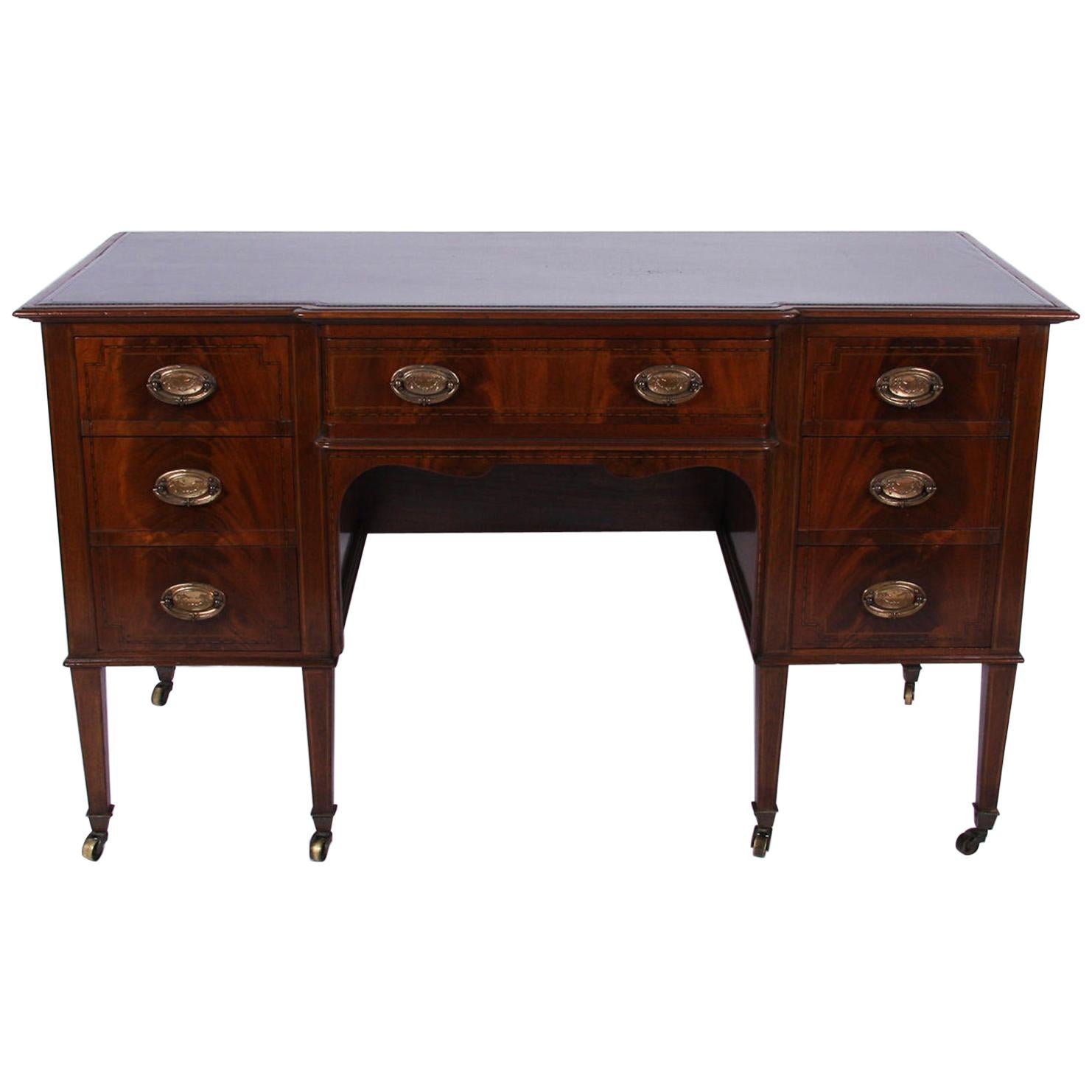 Early 20th Century English Mahogany Kneehole Desk with Leather Top