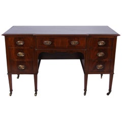 Early 20th Century English Mahogany Kneehole Desk with Leather Top