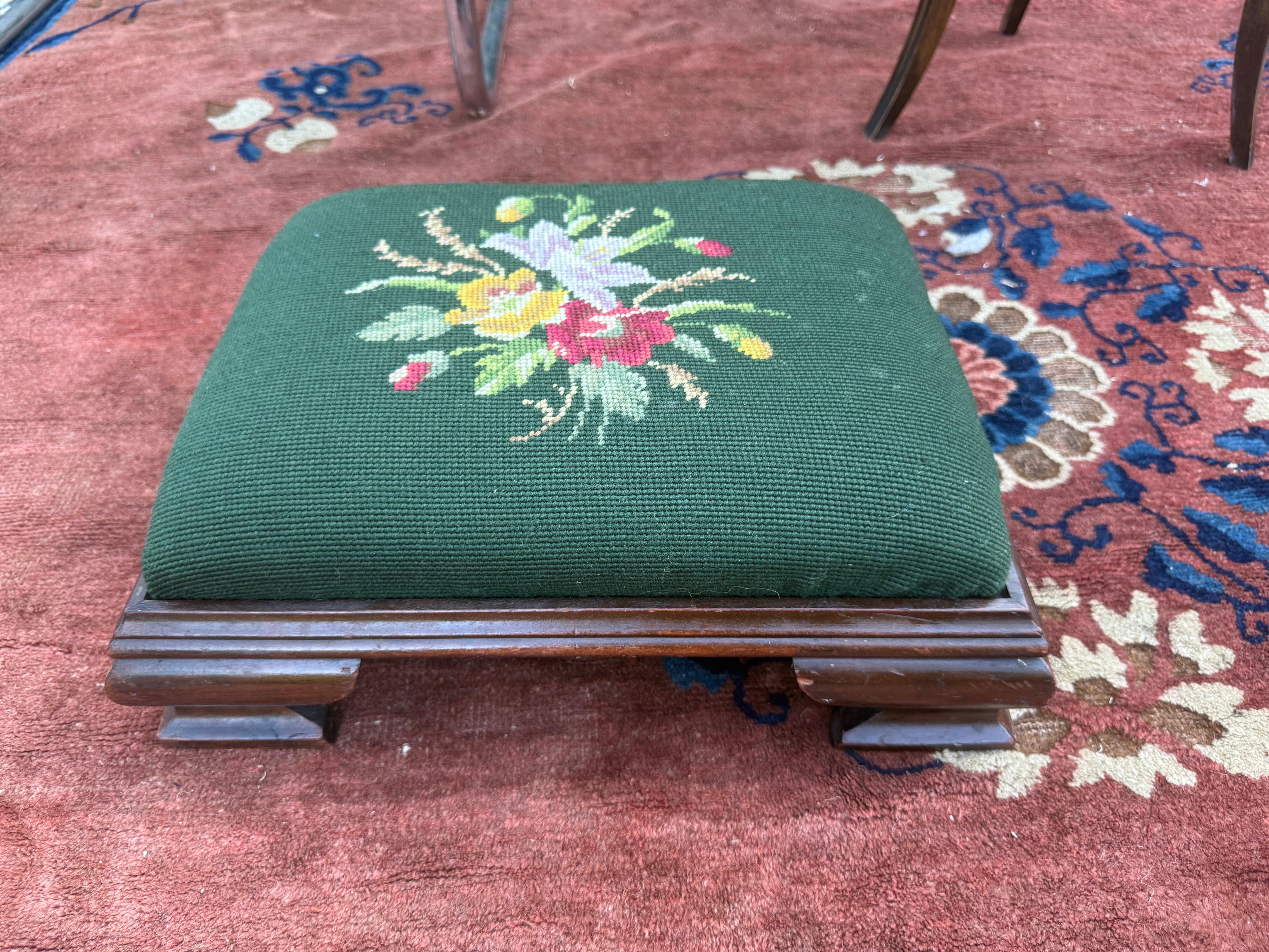 Englischer Nadelspitze-Fußhocker aus dem frühen 20. (Edwardian) im Angebot