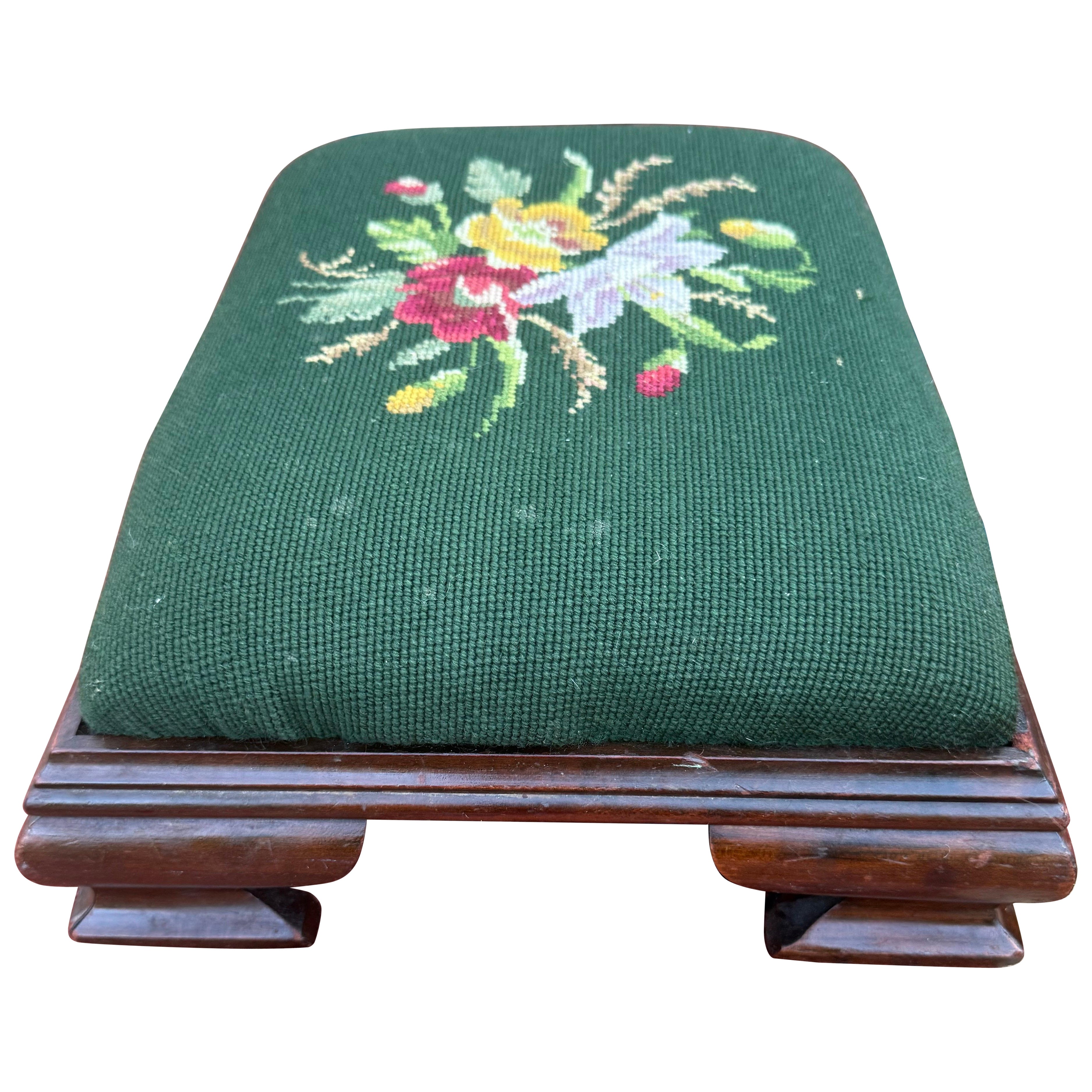 Englischer Nadelspitze-Fußhocker aus dem frühen 20. im Angebot