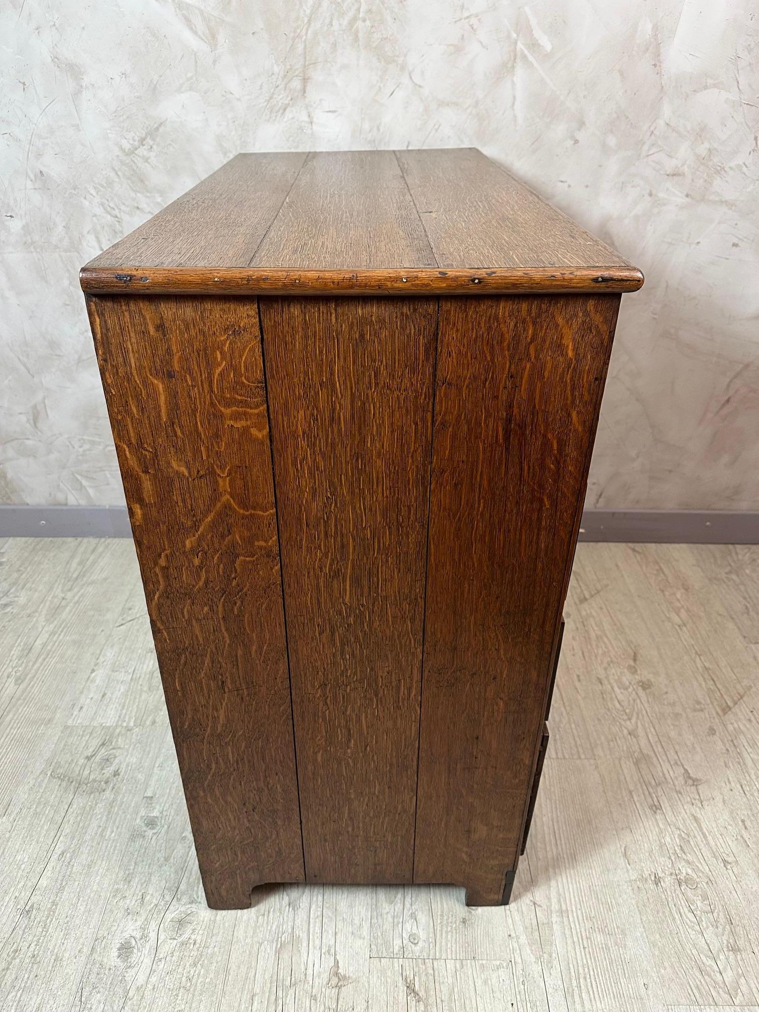 Commode inglese in Oak e ottone dei primi del Novecento, anni '20 in vendita 4
