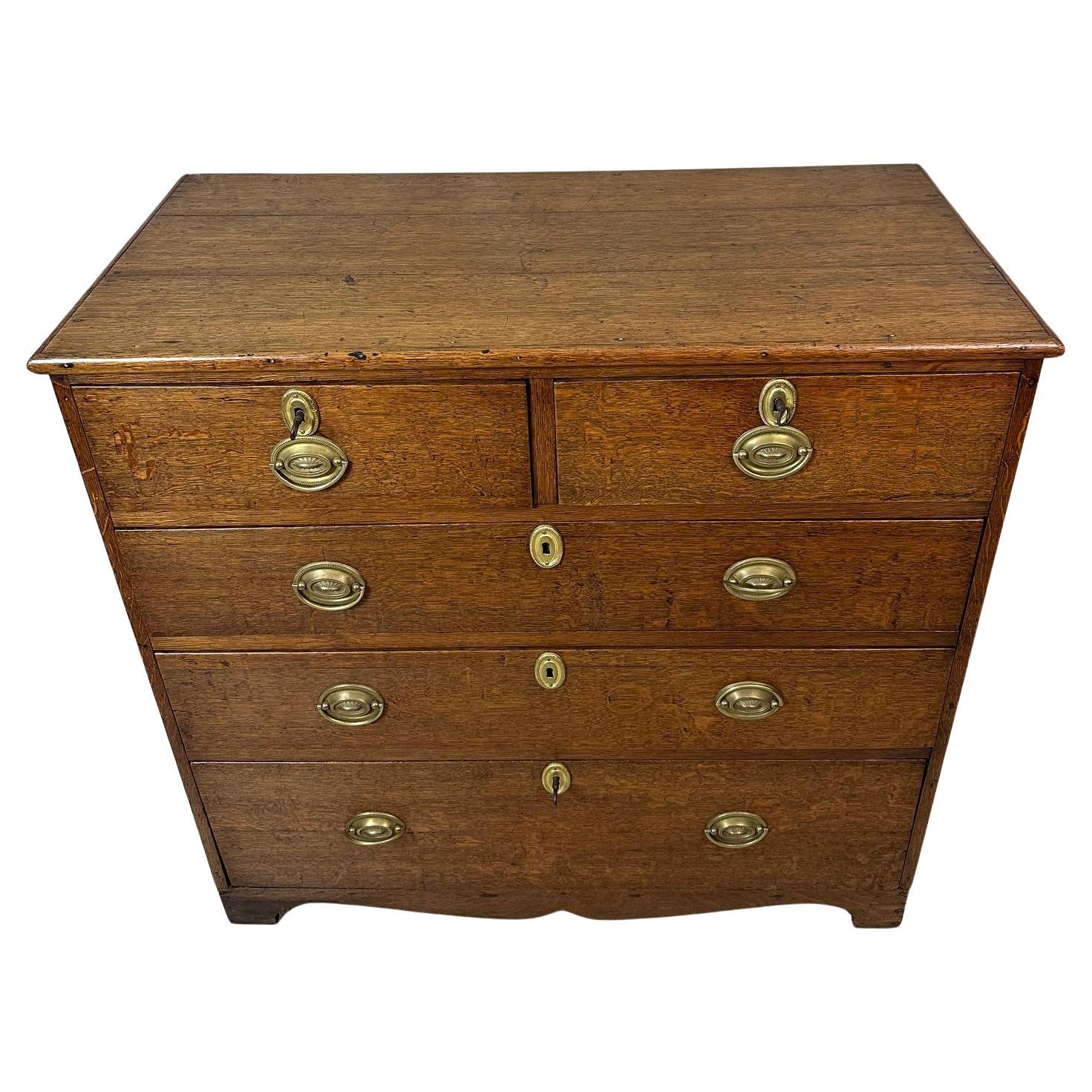 Elegante cassettiera inglese degli anni '20, realizzata in rovere massiccio con una bella patina calda e una superficie finemente granulosa tipica dell'artigianato britannico di questo periodo.

Il suo design equilibrato e sobrio riflette l'essenza