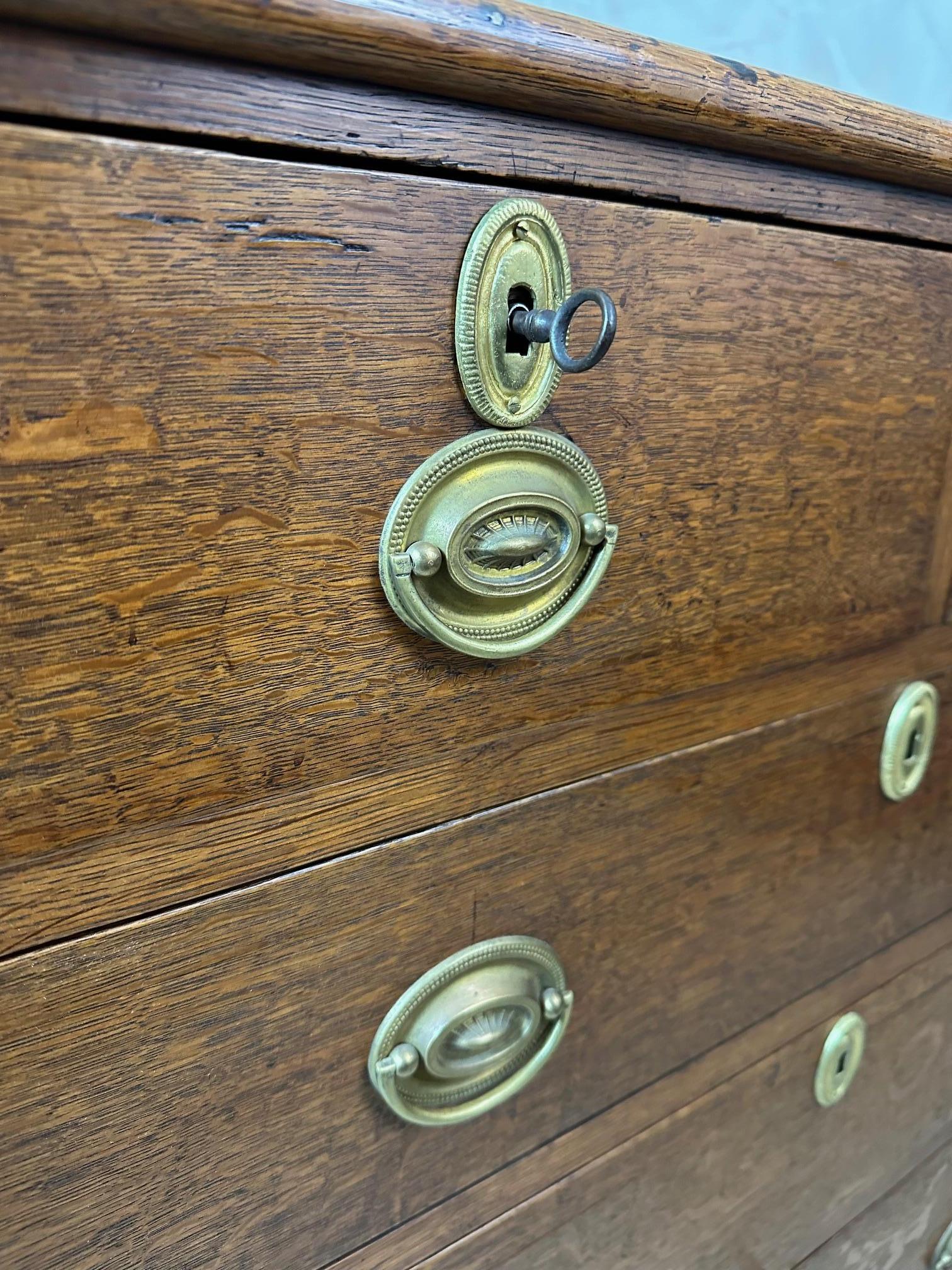 Ottone Commode inglese in Oak e ottone dei primi del Novecento, anni '20 in vendita